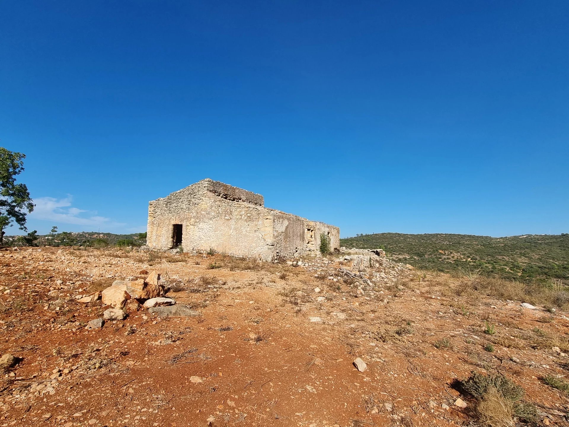 Terrain avec ruine près d'Albufeira