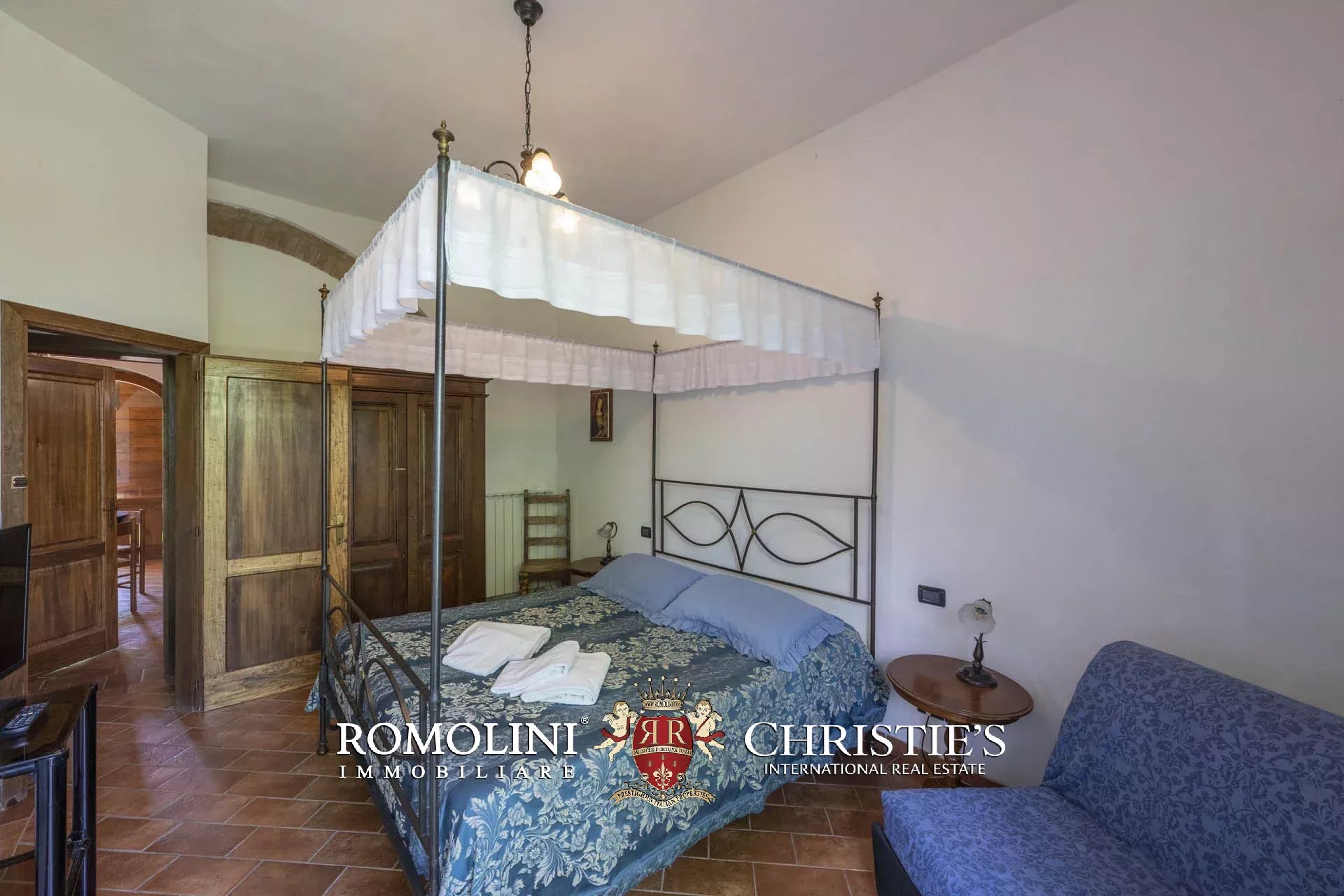 34 Bedroom Vineyard's Image 88