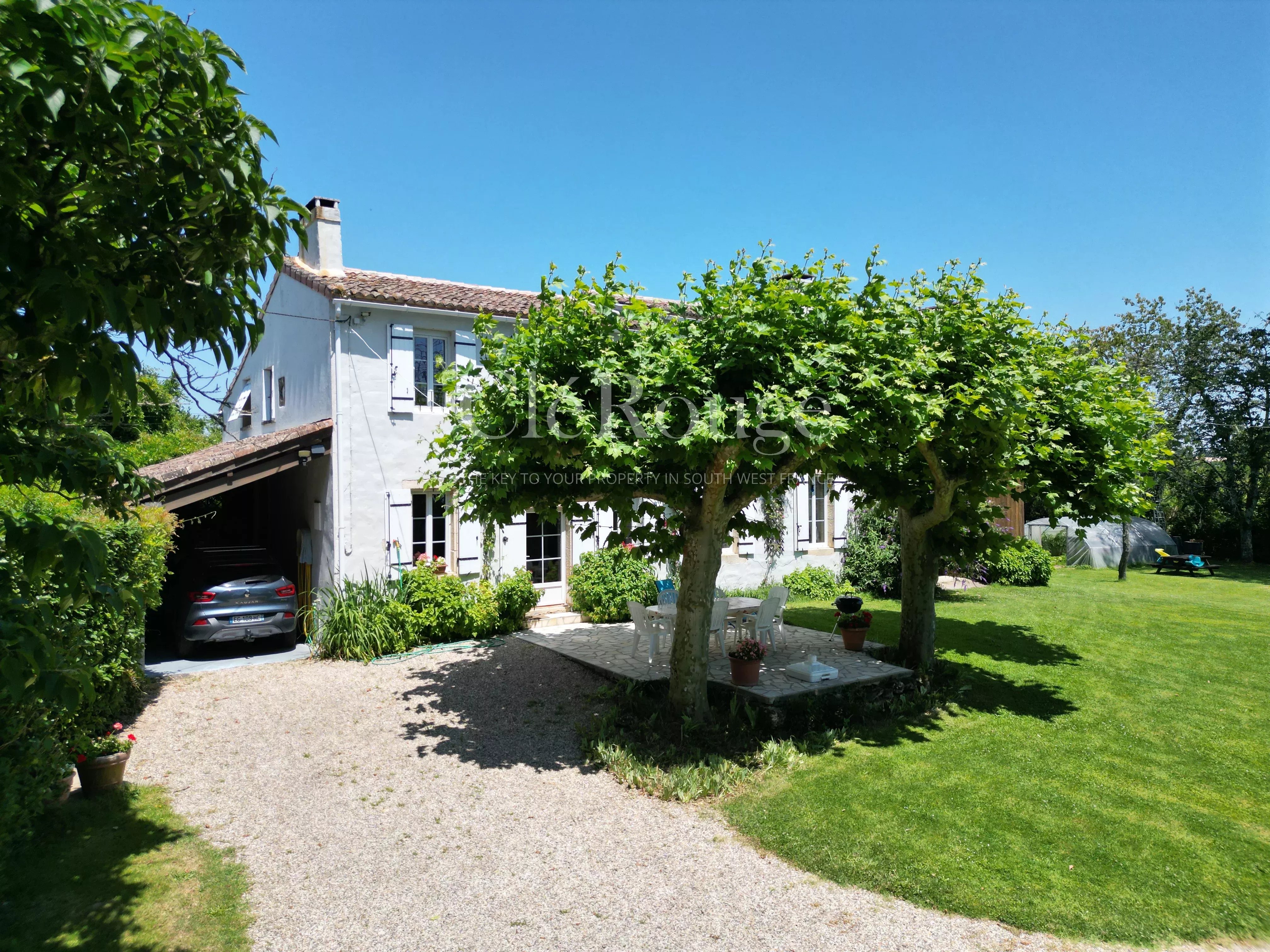 Beautiful property consisting of three houses, barns and swimming pool, just 50 minutes from Bordeaux