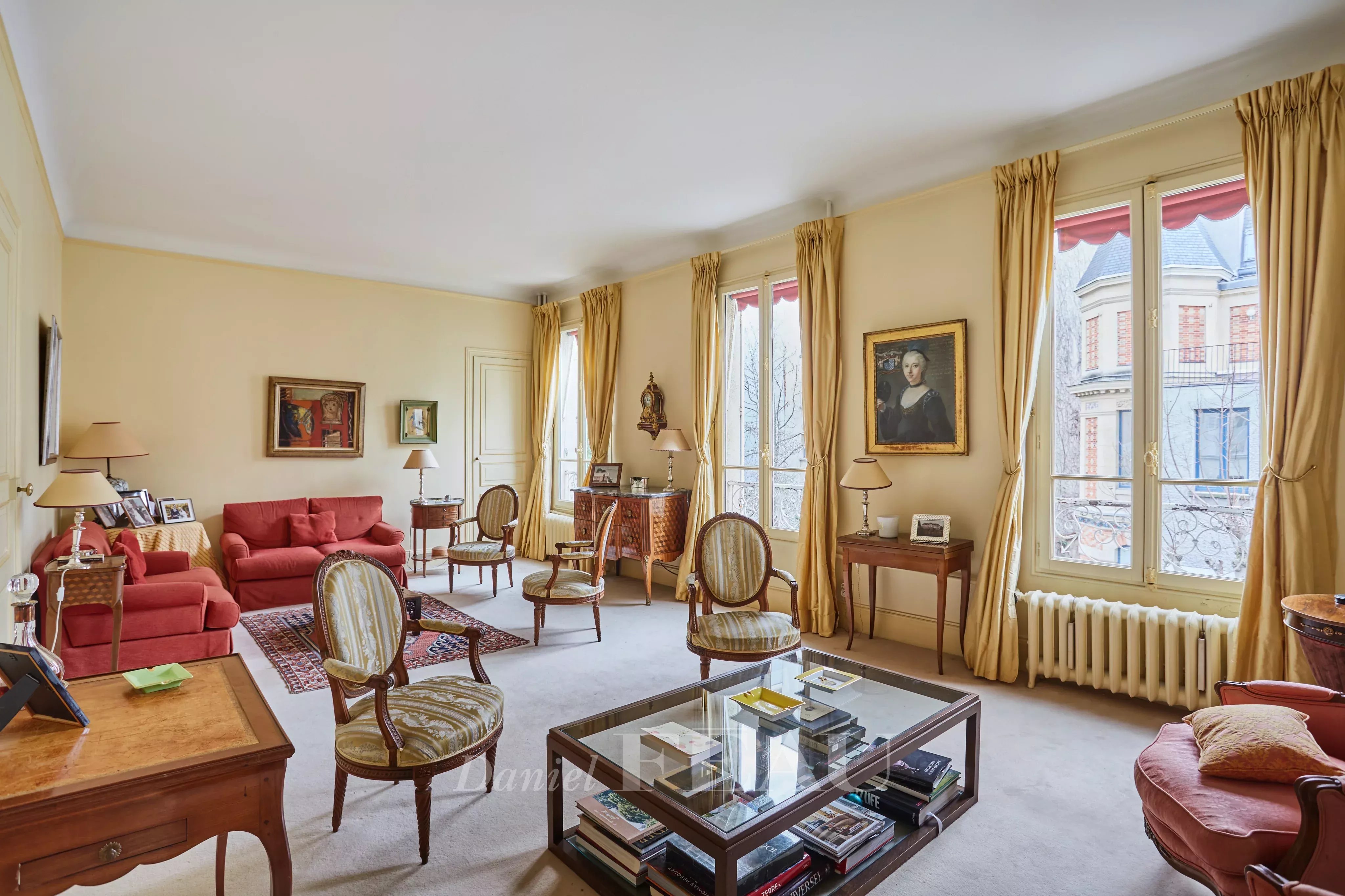 Salon, 3 fenêtres sud-est, vue dégagée ciel et jardin