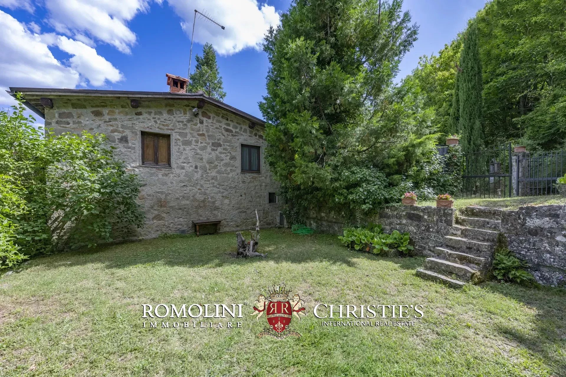 101-HA ESTATE WITH NATURAL SPRINGS FOR SALE BETWEEN AREZZO AND FLORENCE