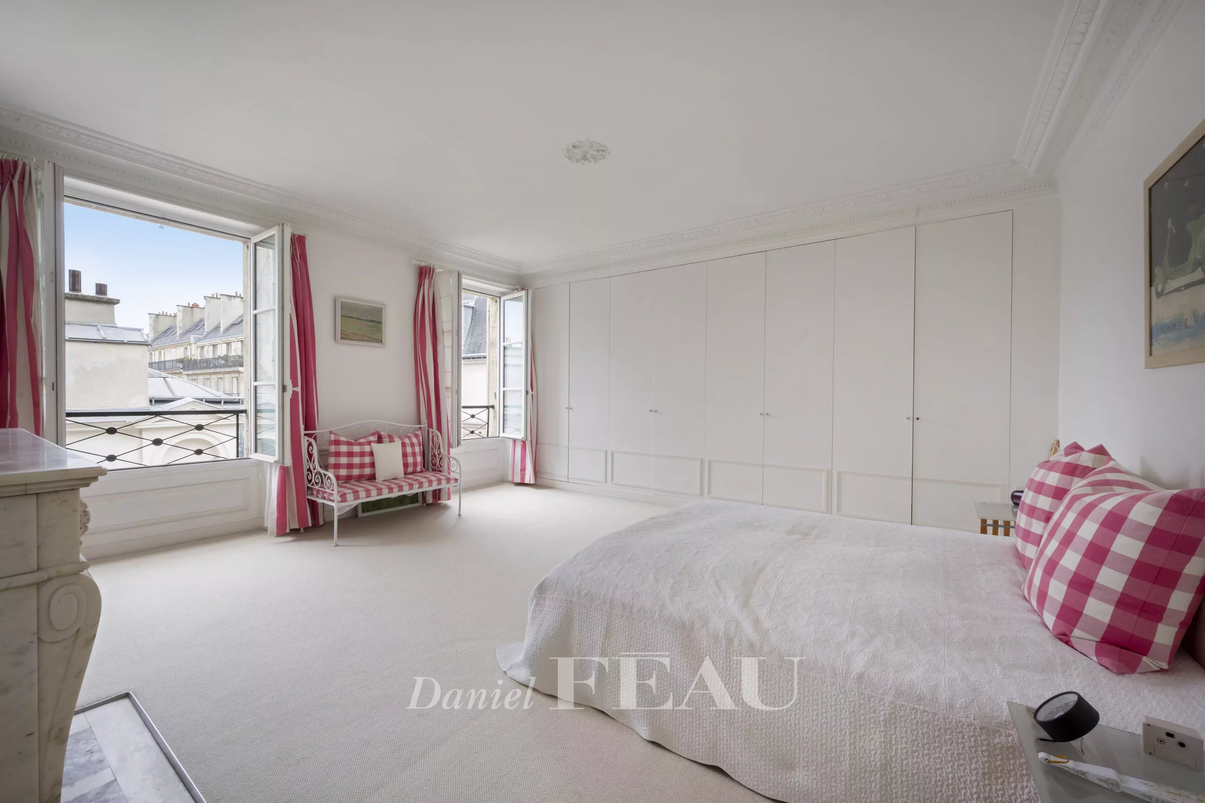 Chambre de maître à la vue dégagée.
