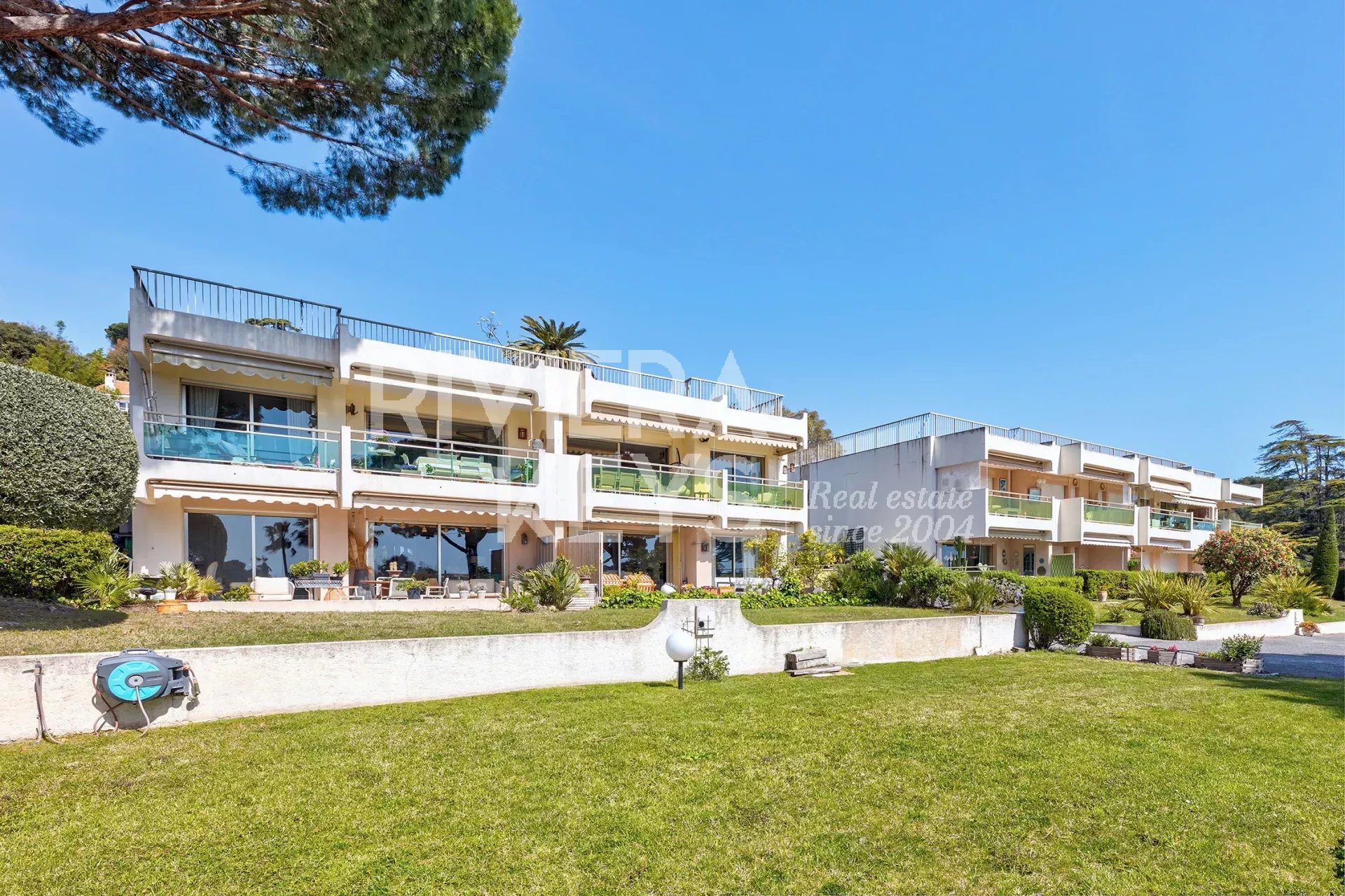 CANNES – Croix-des-Gardes: 3-romsleilighet med 113 m² takterrasse, havutsikt og basseng