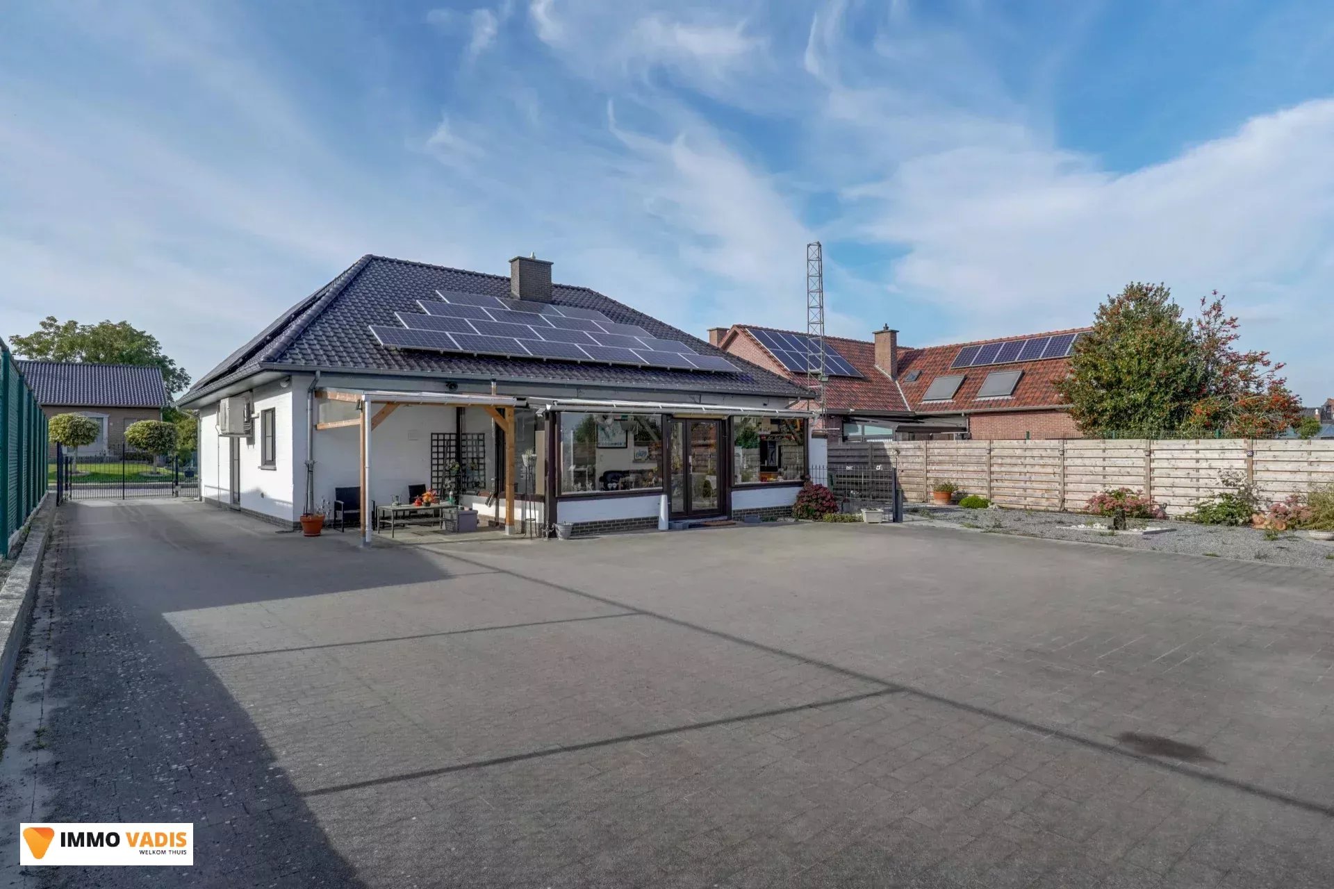 Te koop op lijfrente - Comfortabele villa met drie slaapkamers, twee garages en een magazijn.
