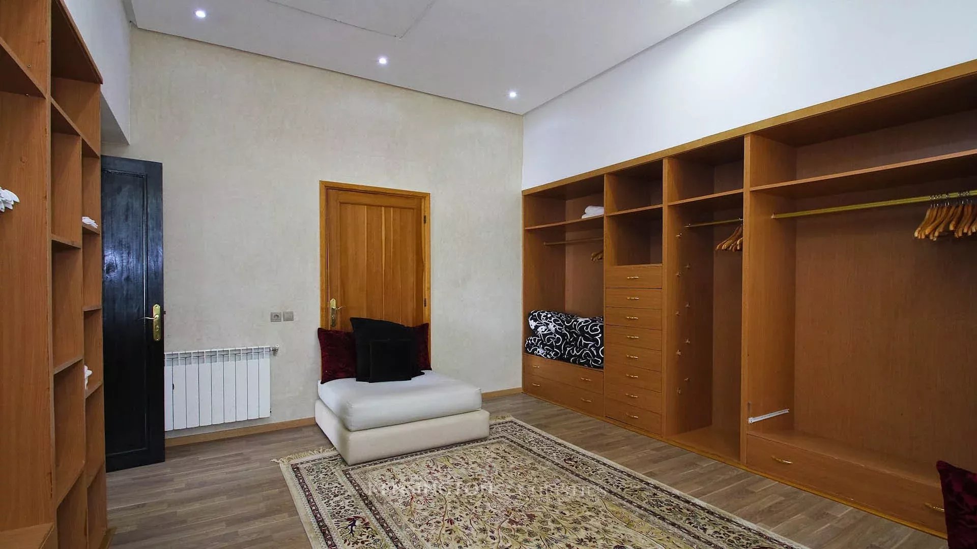 6 Bedroom Villa/Townhouse's Image 37
