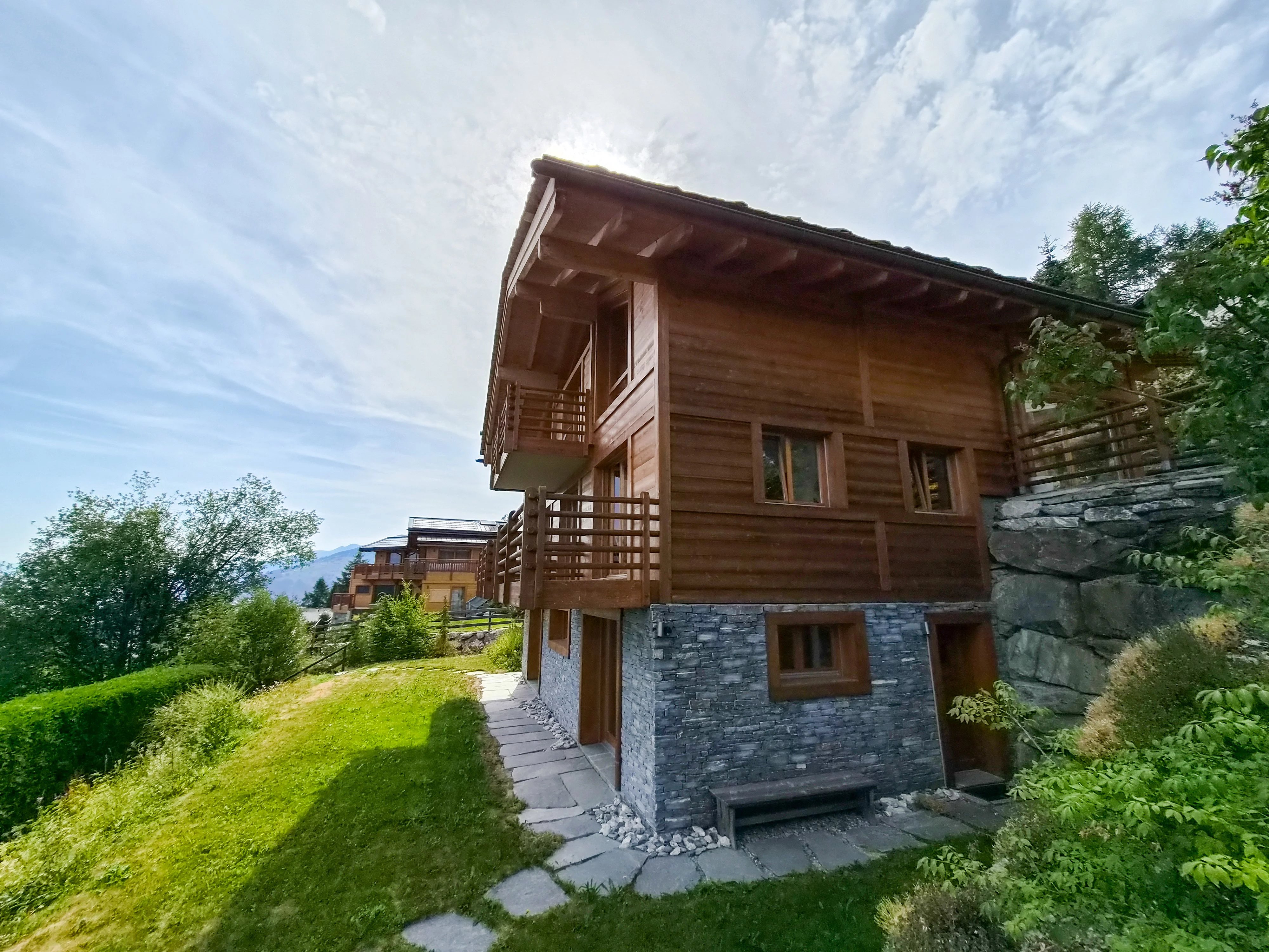 Chalet d'exception au bord du bisse et proche des pistes de skis, à Nendaz !