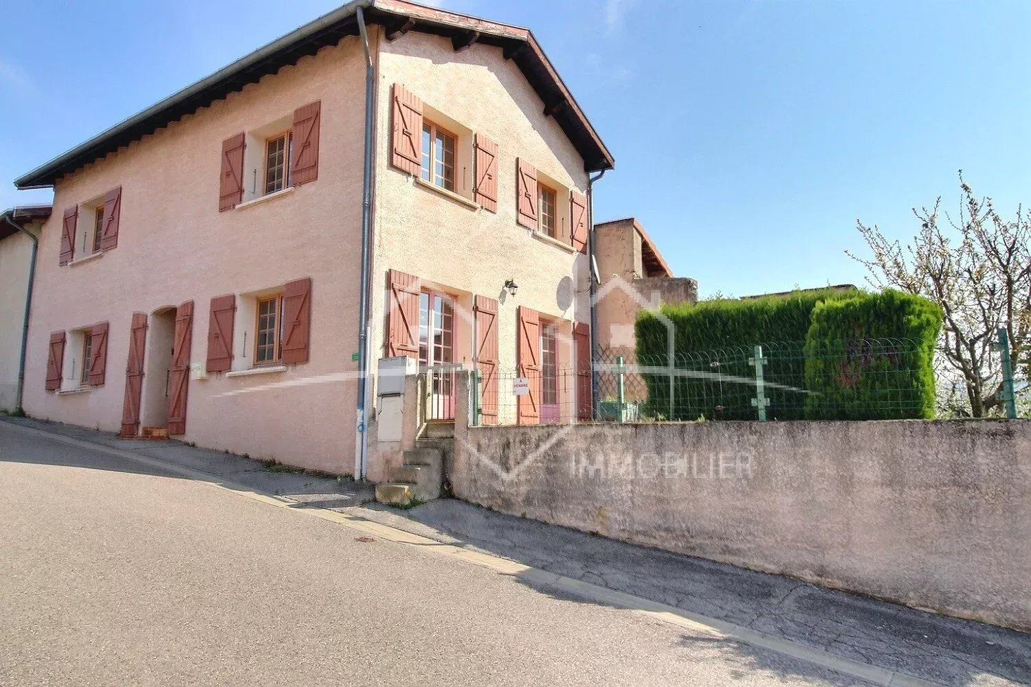 Maison de village 95 m² – 3 chambres, jardin, terrasse et garage