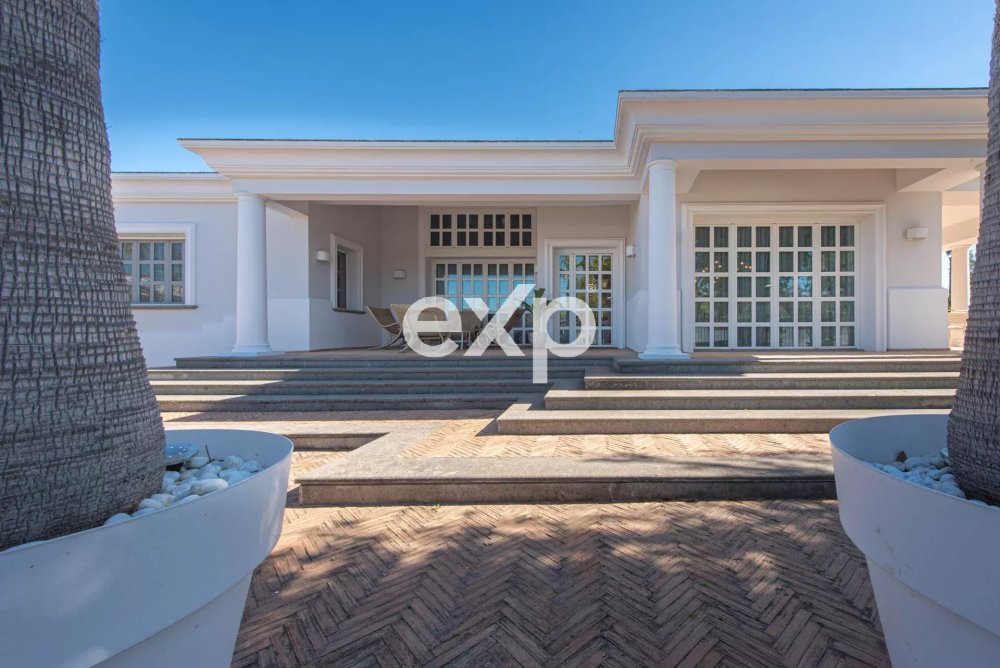 Villa di Prestigio con Spa. Domotica. Palestra e Ampio Giardino – Casal Palocco. Roma