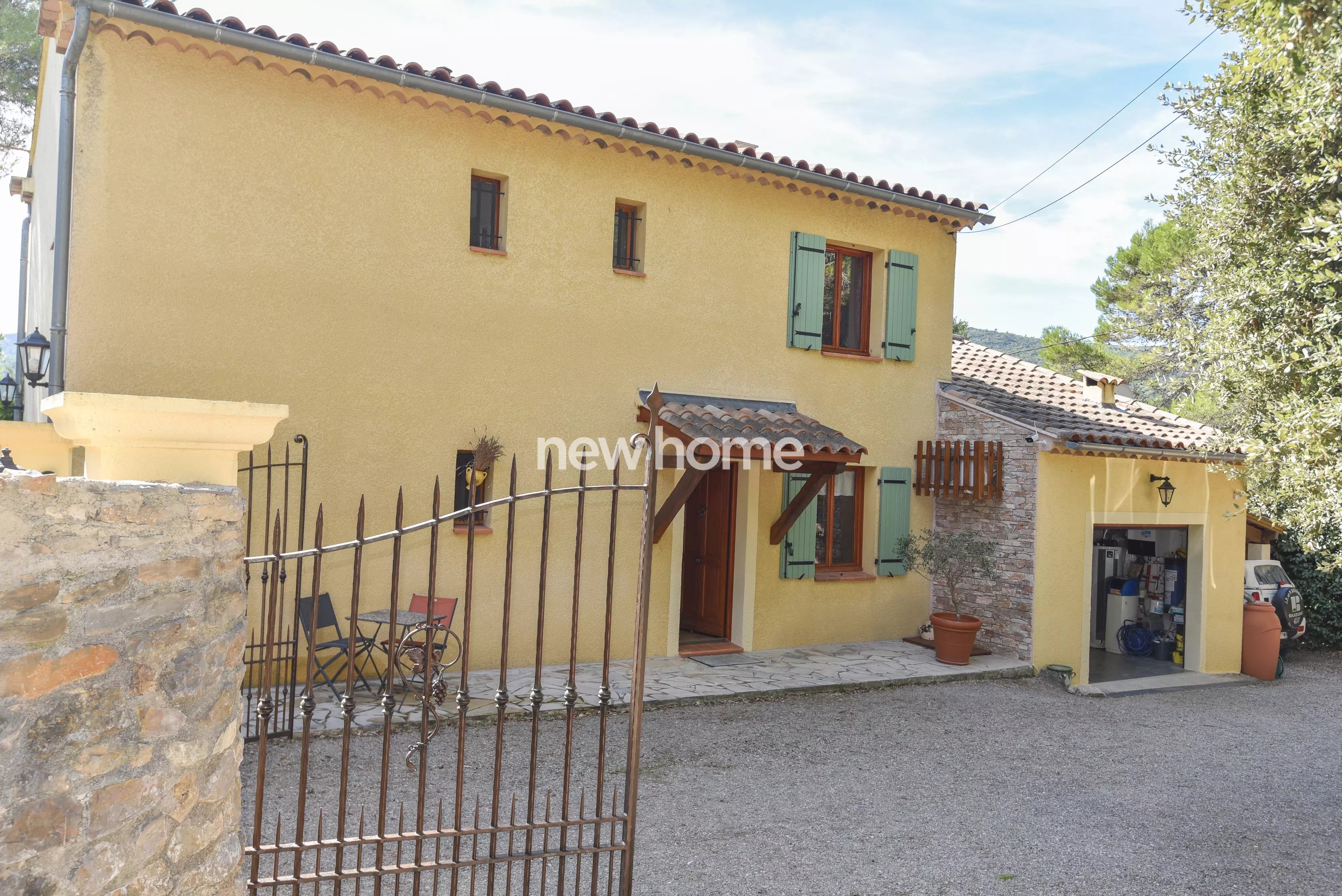 Maison tout confort avec grand jardin, garage, piscine et proximité du village