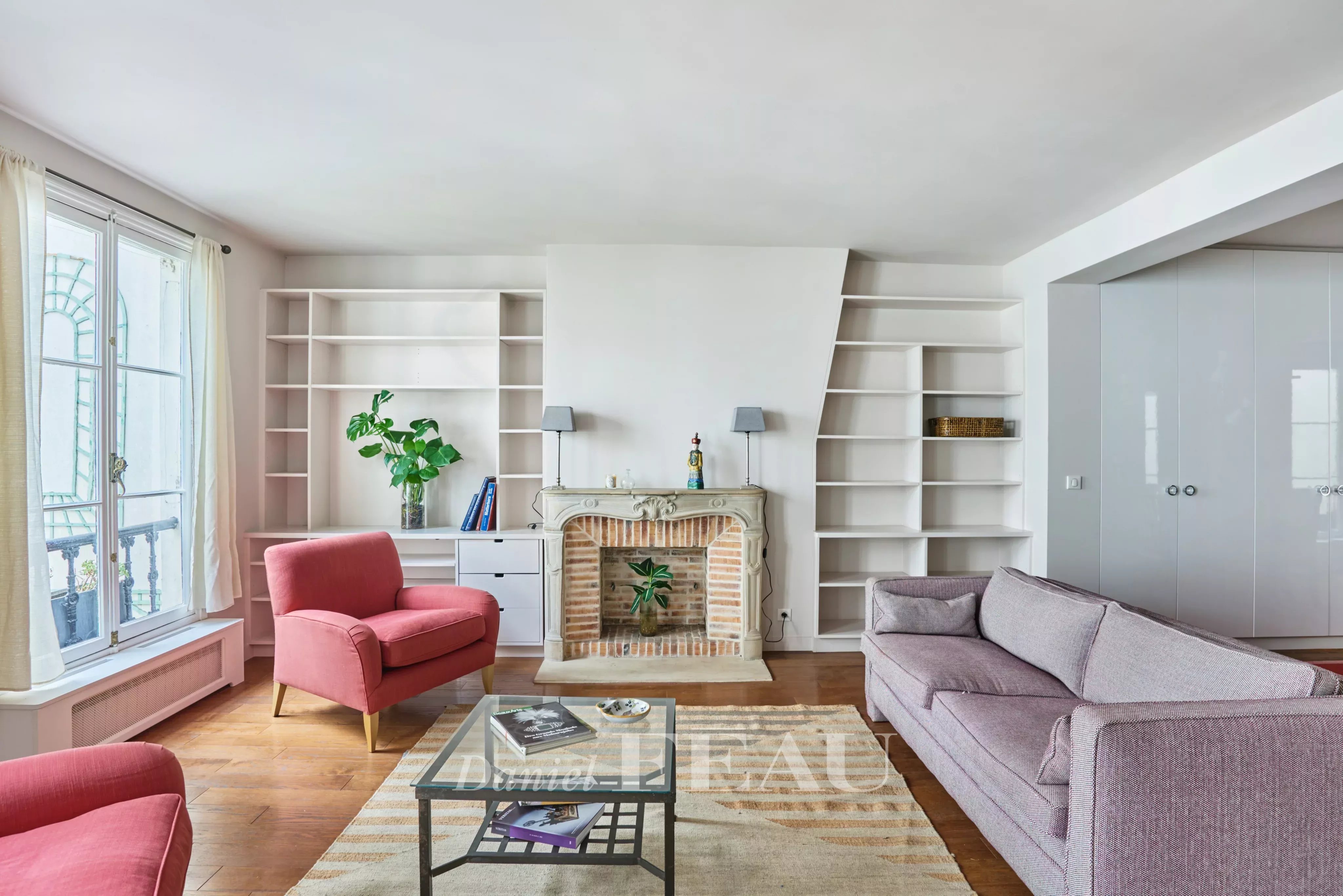 Salon donnant sur une cour arborée