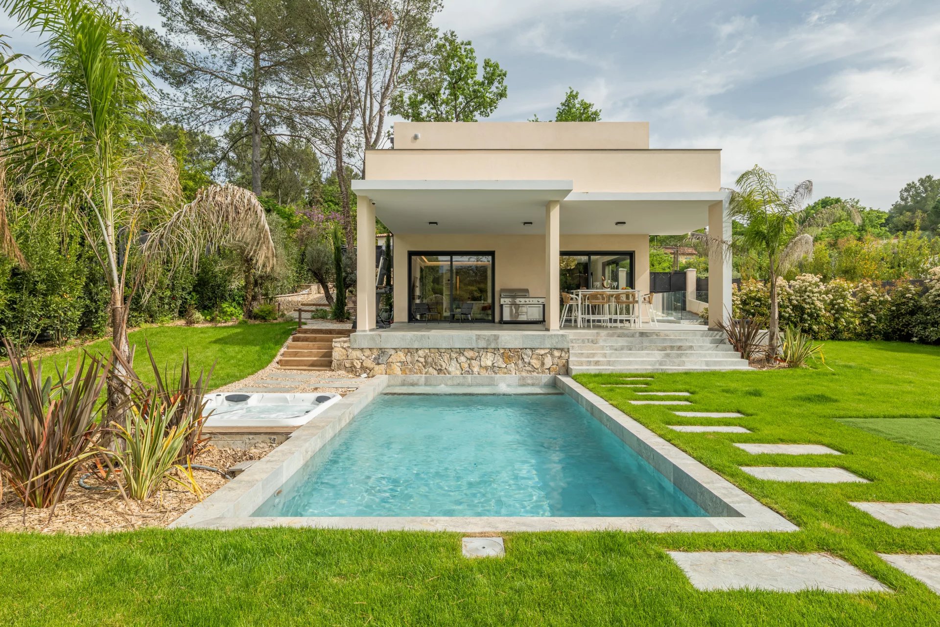 Sale House Valbonne