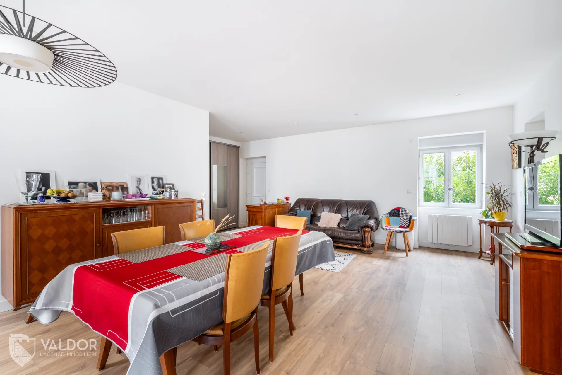 Appartement T4 lumineux en rez-de-chaussée et places de parking.