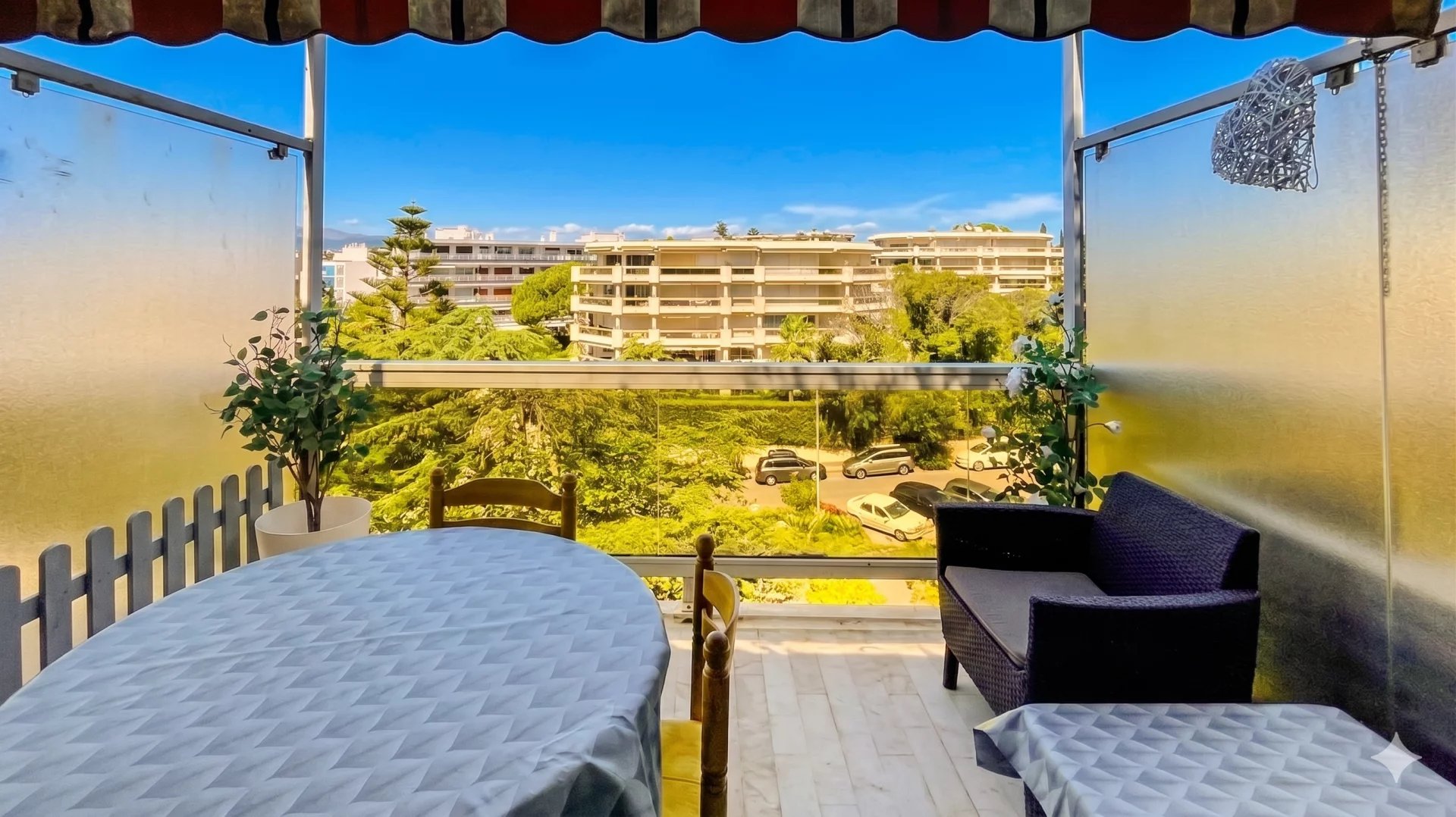 À deux pas d’Antibes et Juan-les-Pins – Studio cabine en résidence sécurisée avec parc et piscine - Photo 5