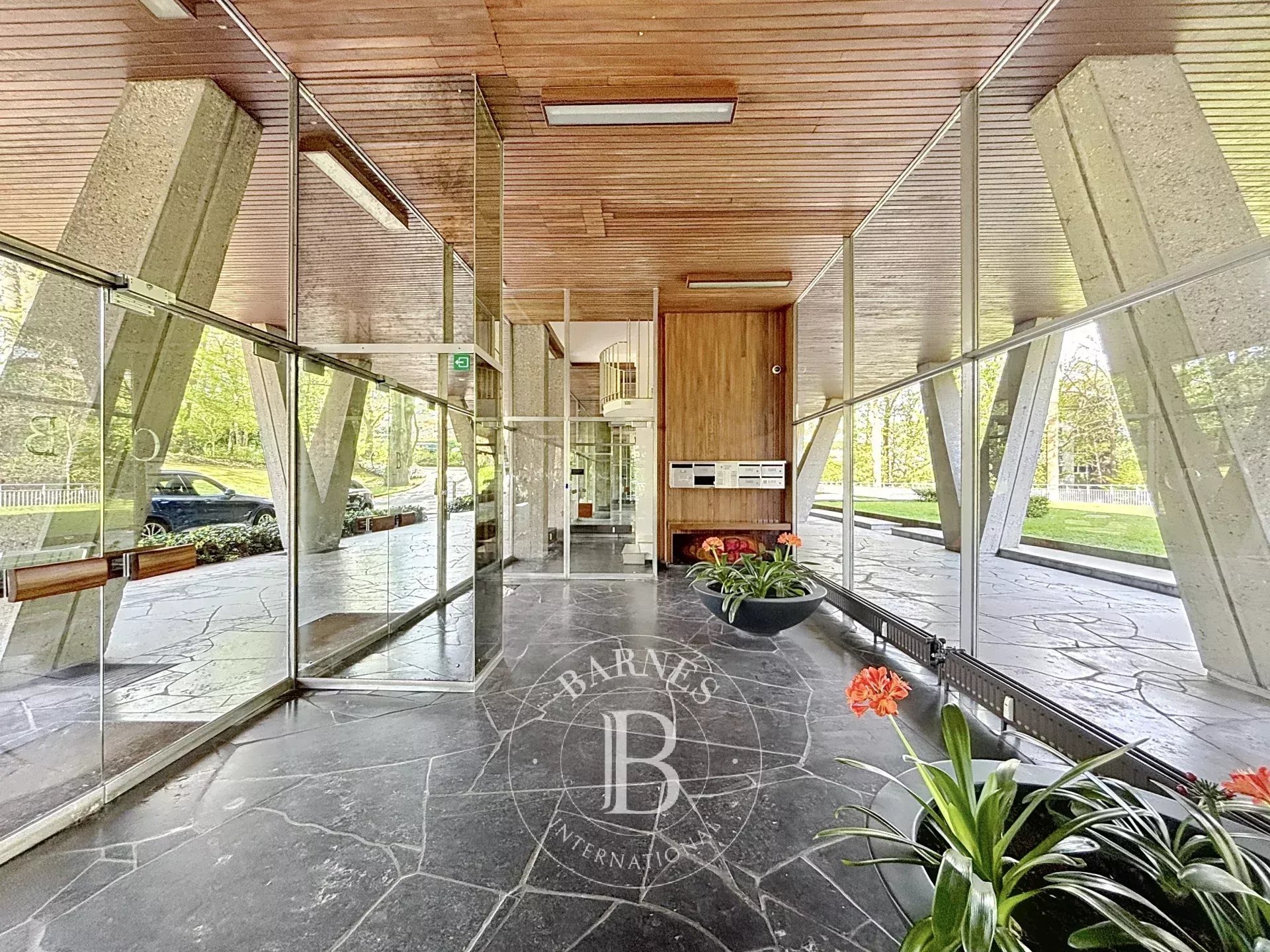 ONDER BOD - UCCLE - Prachtig gerenoveerd appartement, terras op het zuiden