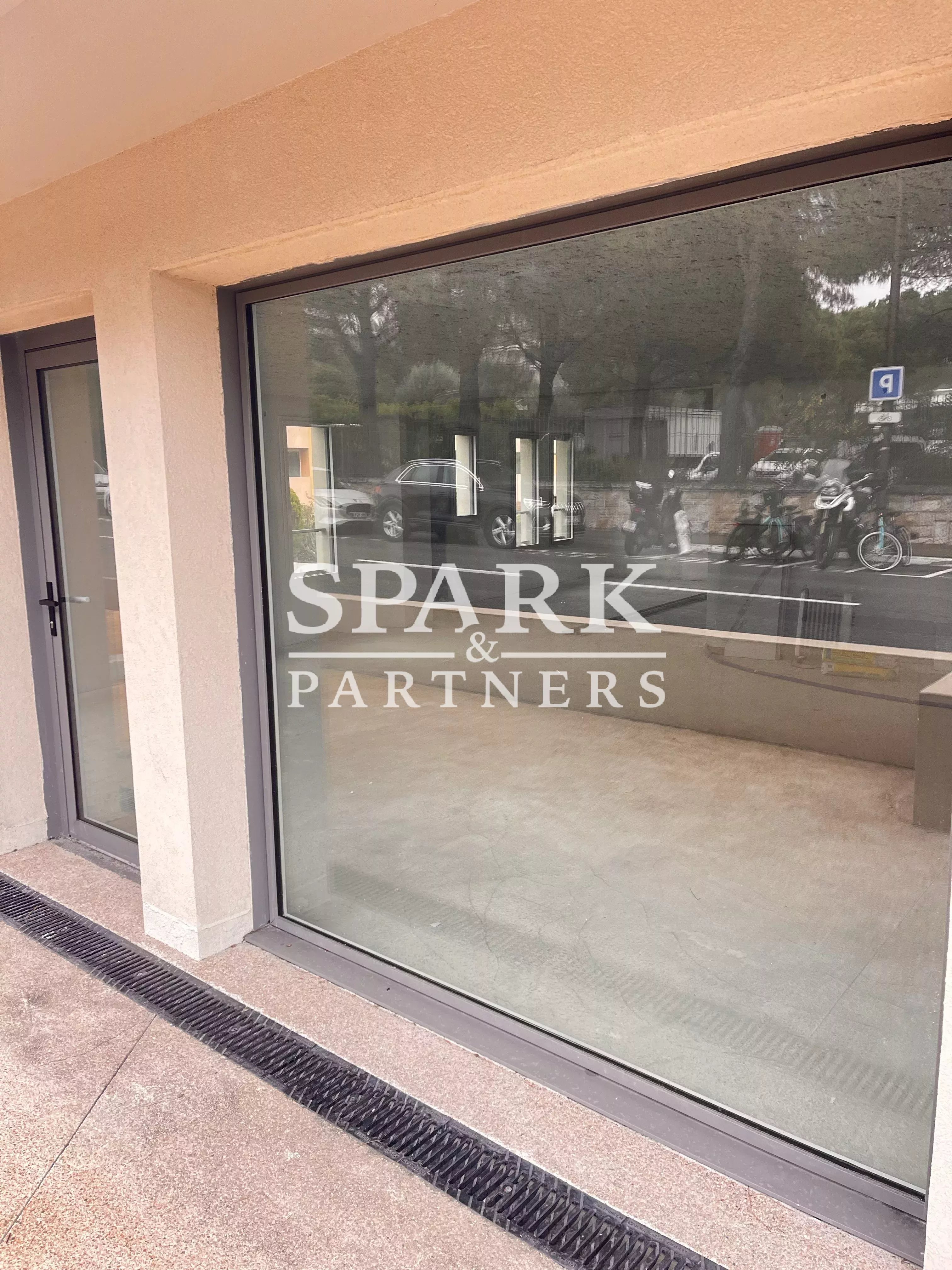Roquebrune Cap Martin - Local commercial neuf avec vitrines