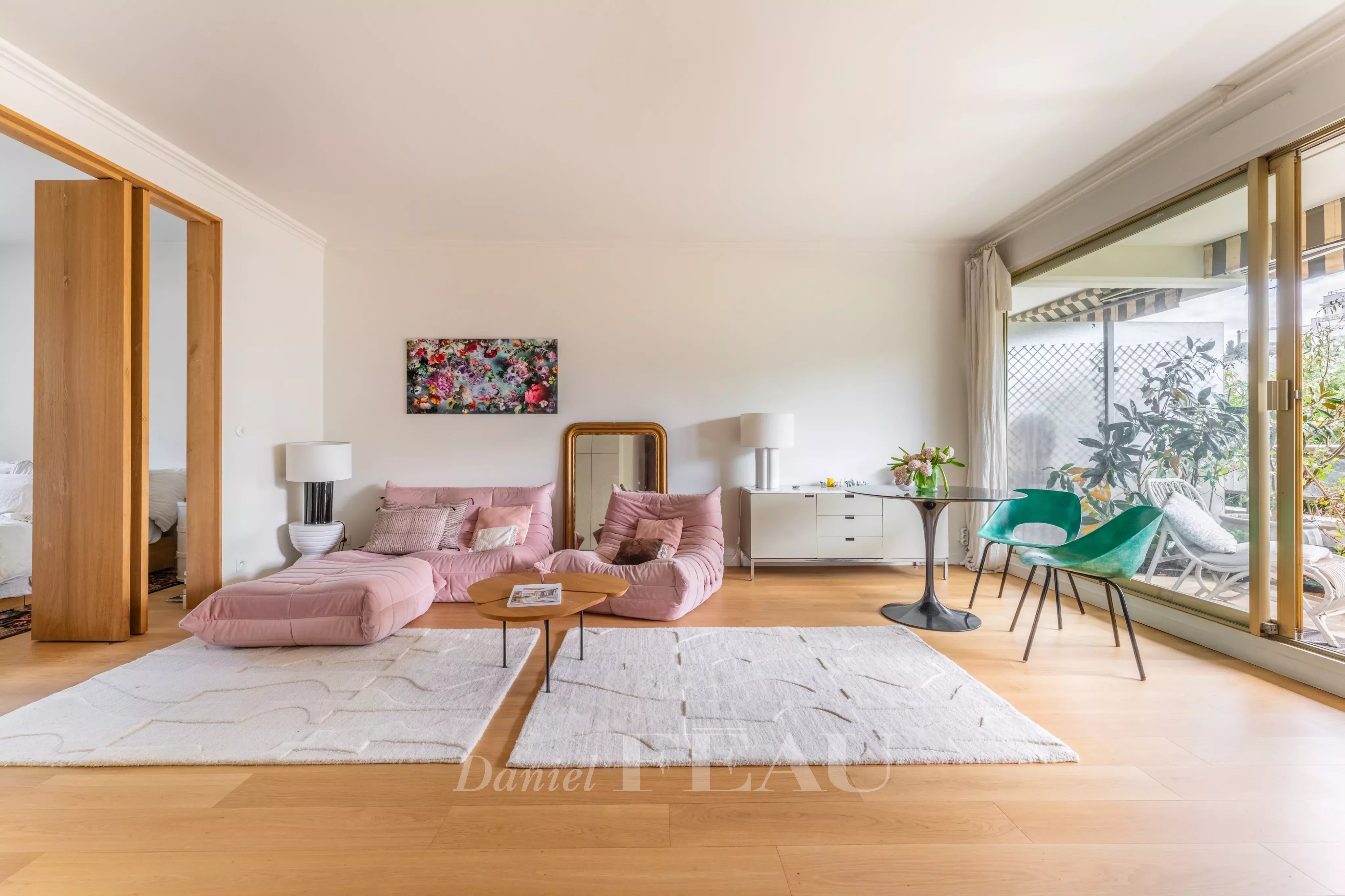 Boulogne North – A renovated 2-bed apartment with balconies