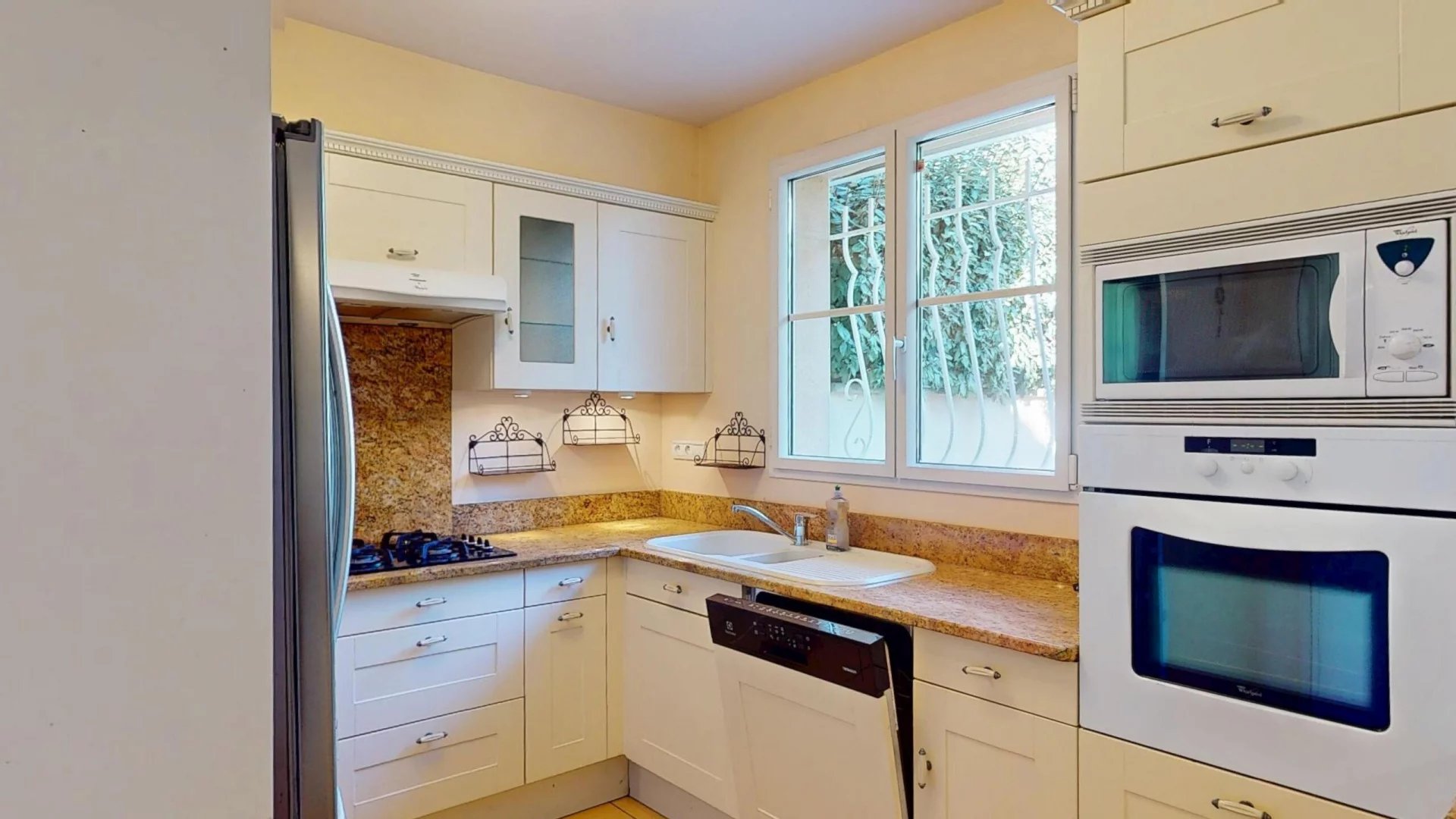 Villa 3 chambres, 3 SdB, jardin, dans résidence piscine - prox. Genève