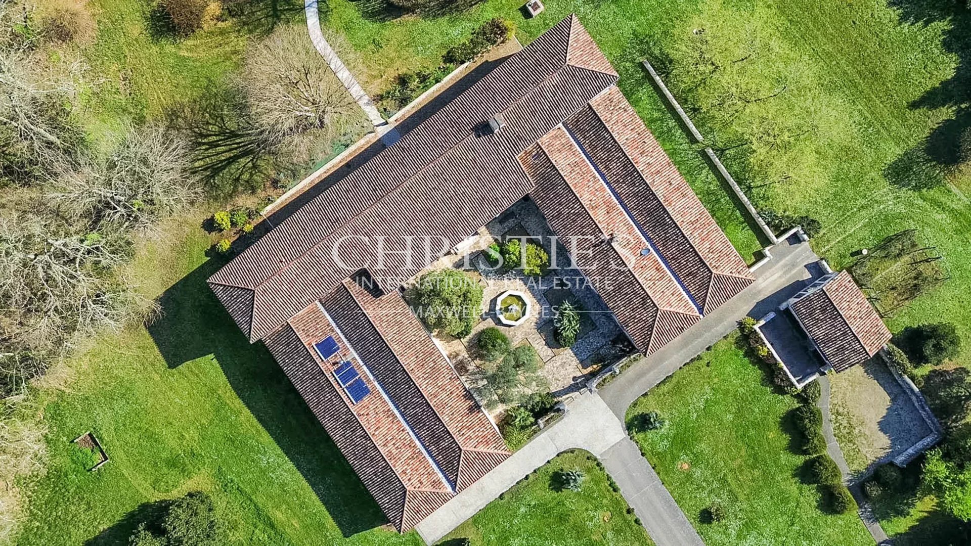 10 Bedroom Villa/Townhouse's Image 17