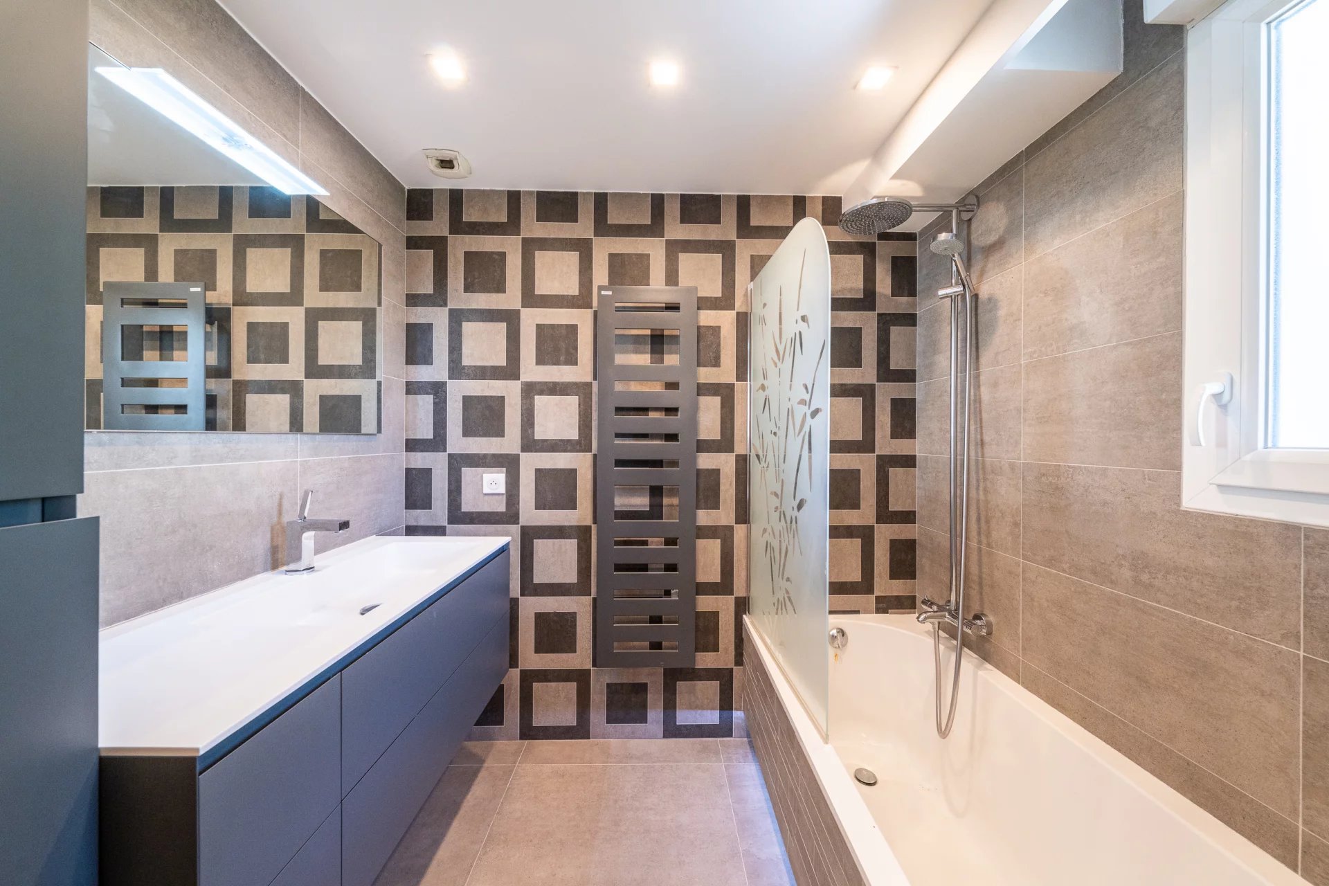 SUPERB PENTHOUSE WITH PANORAMIC SEA VIEW — 3 GARAGES — CANNES CENTRE