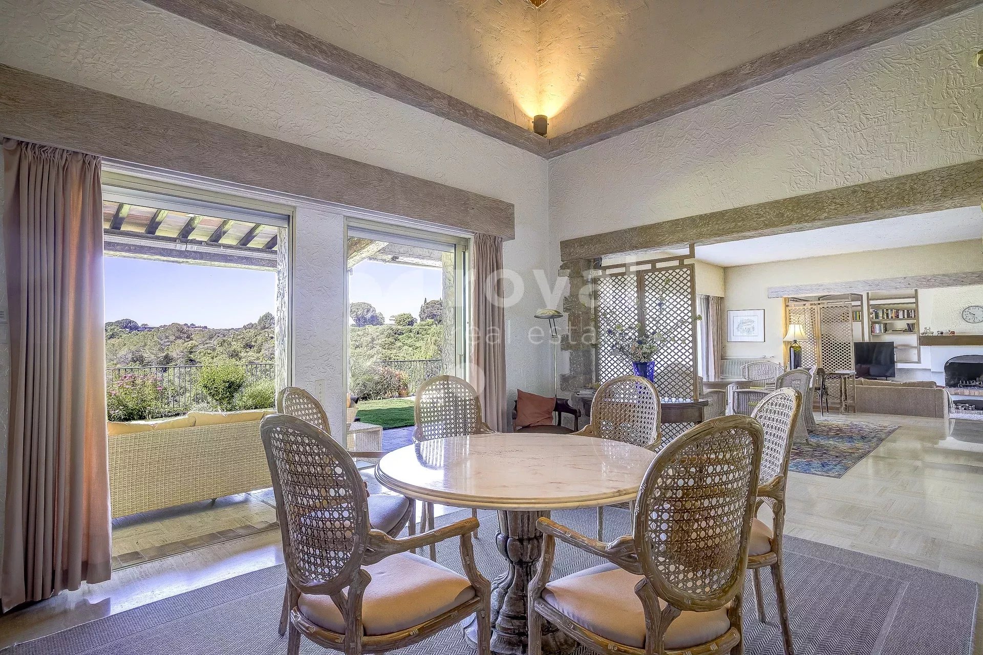 Belle villa en pierres dans un domaine fermé au calme — photo 11