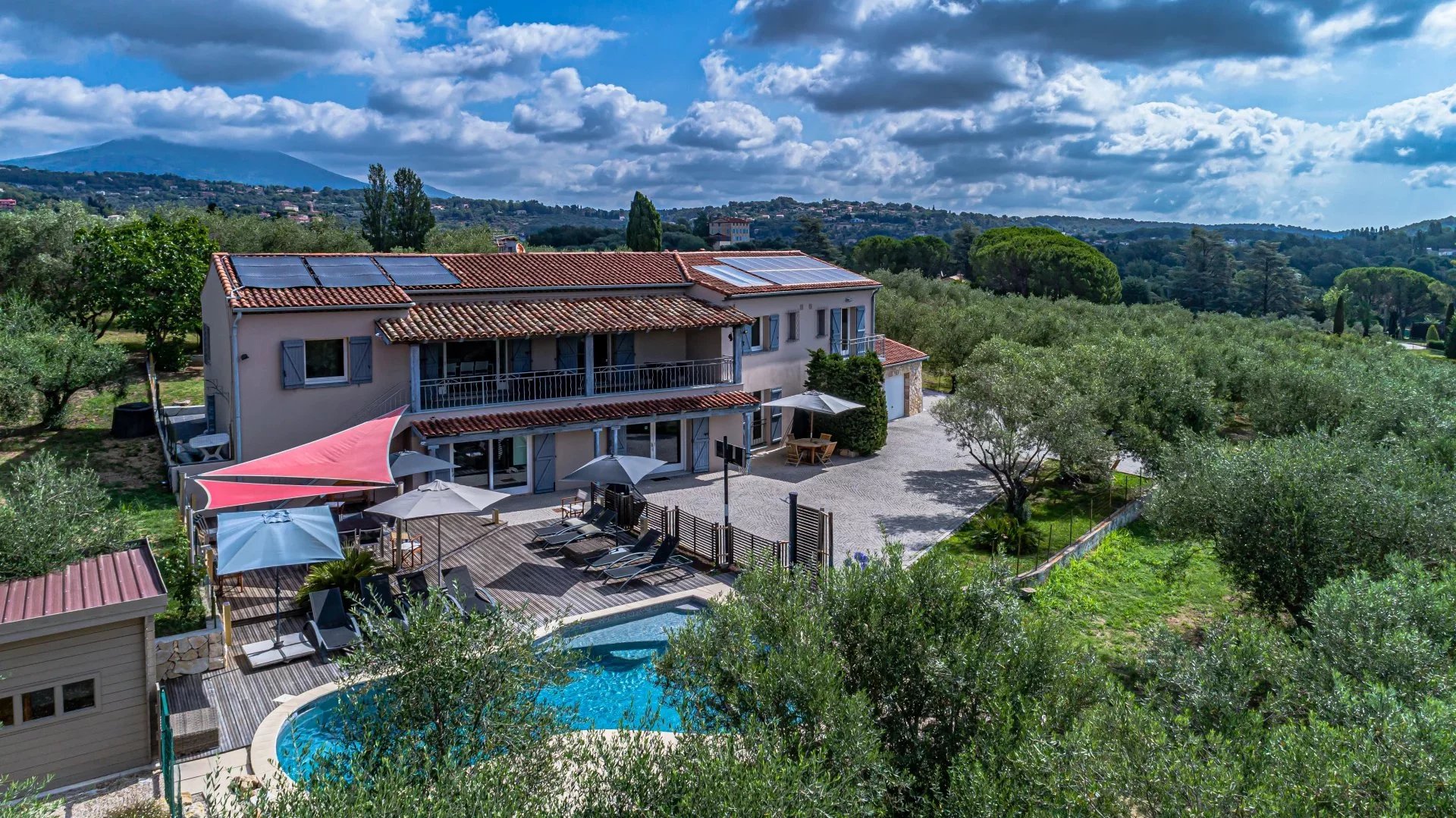 Proche Valbonne, villa contemporaine au coeur d'une oliveraie