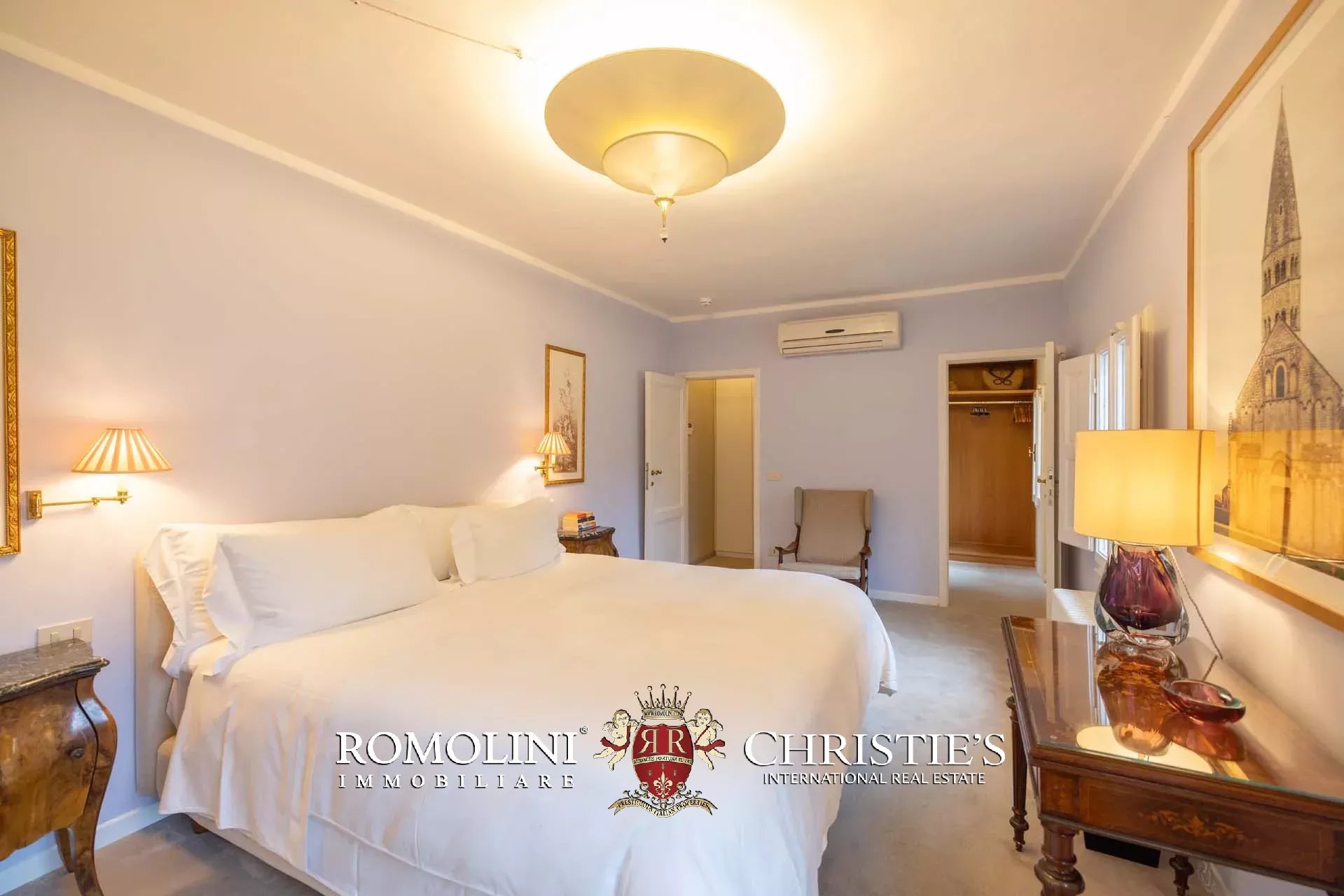 PRACHTVOLLER RESTAURIERTER PALAZZO MIT BLICK AUF DAS HISTORISCHE ZENTRUM VON FLORENZ ZU VERKAUFEN