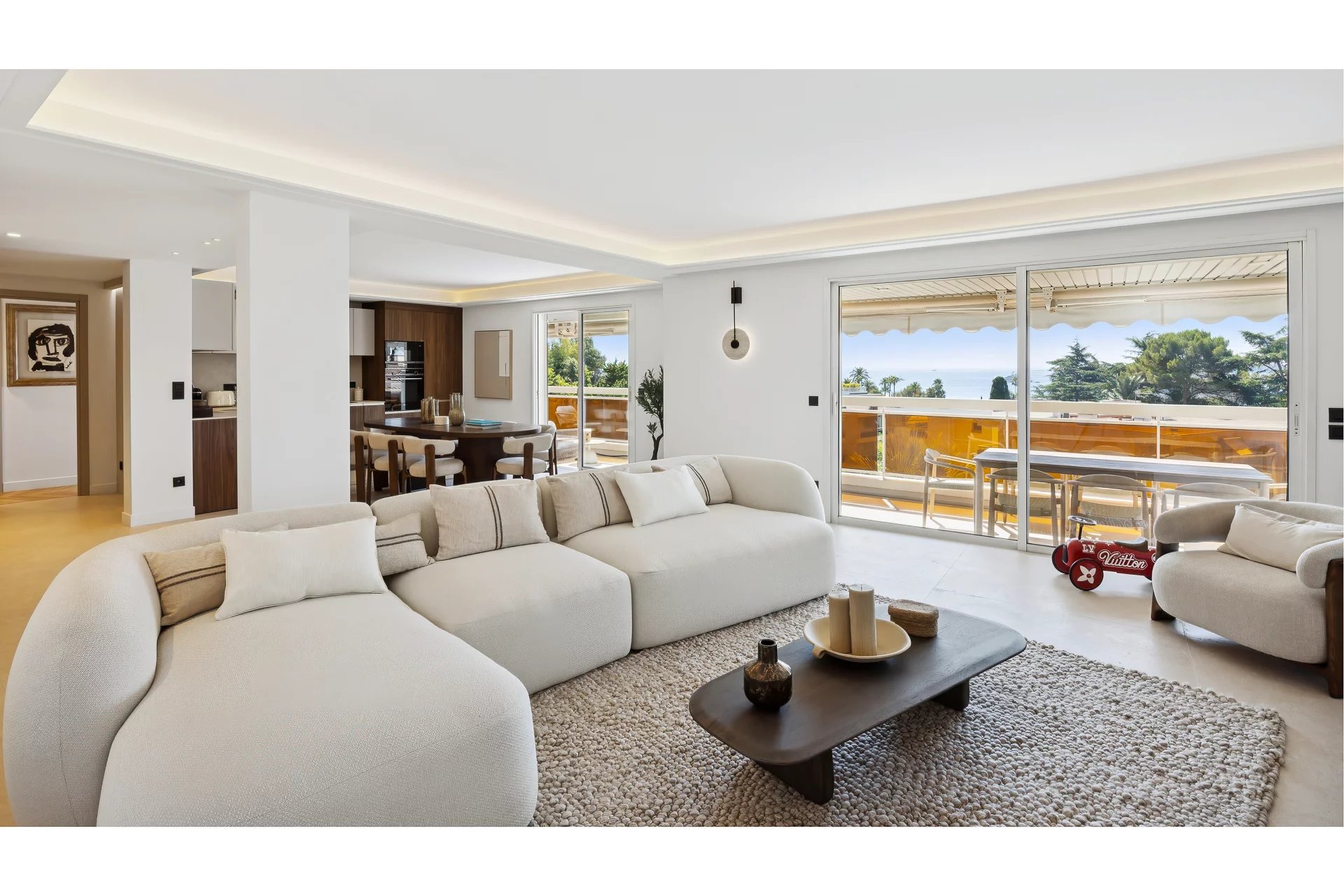 Magnificent 4-bedroom contemporary top floor apartment