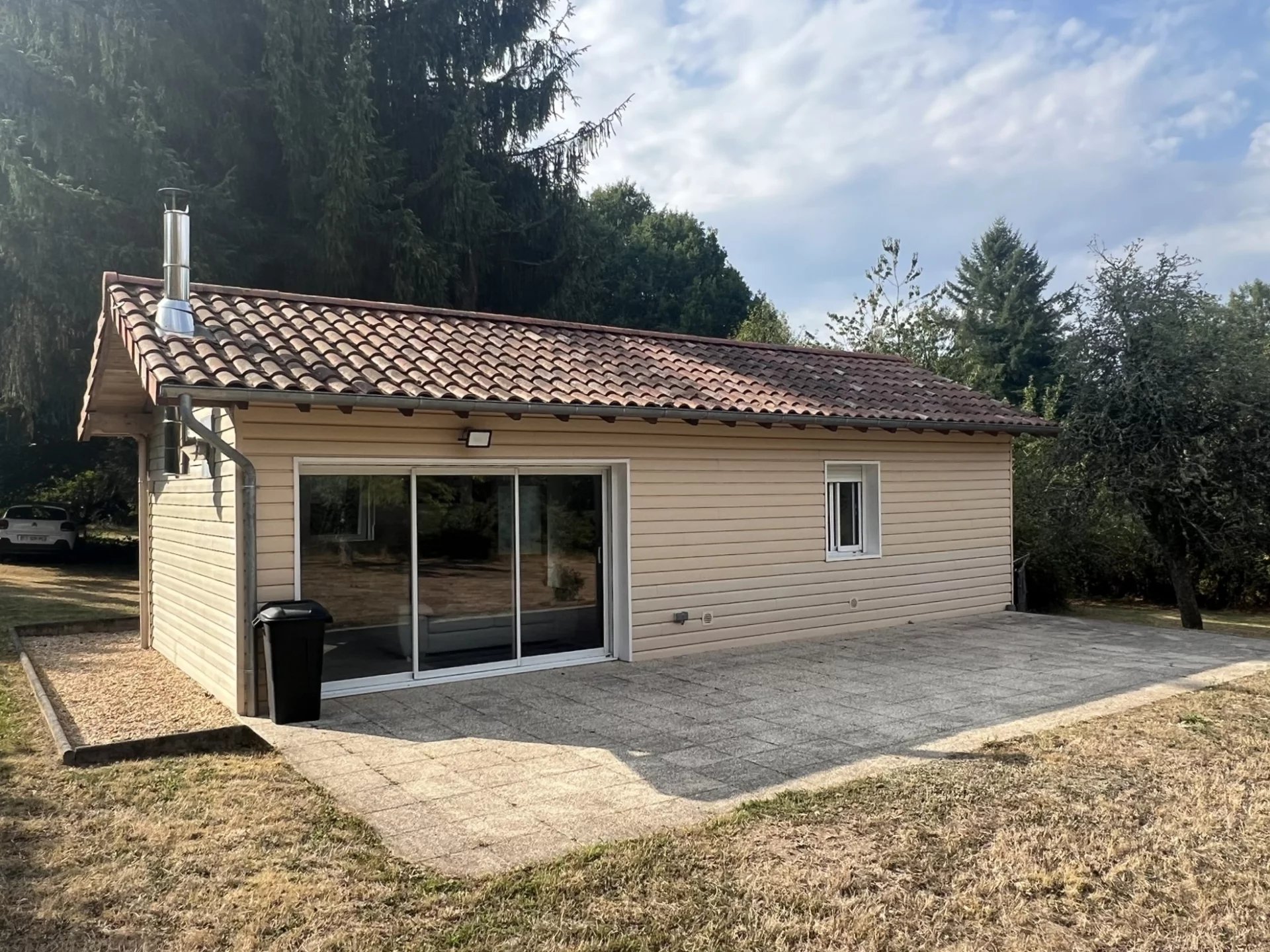 Maison moderne au calme, terrain de 7 288 m²