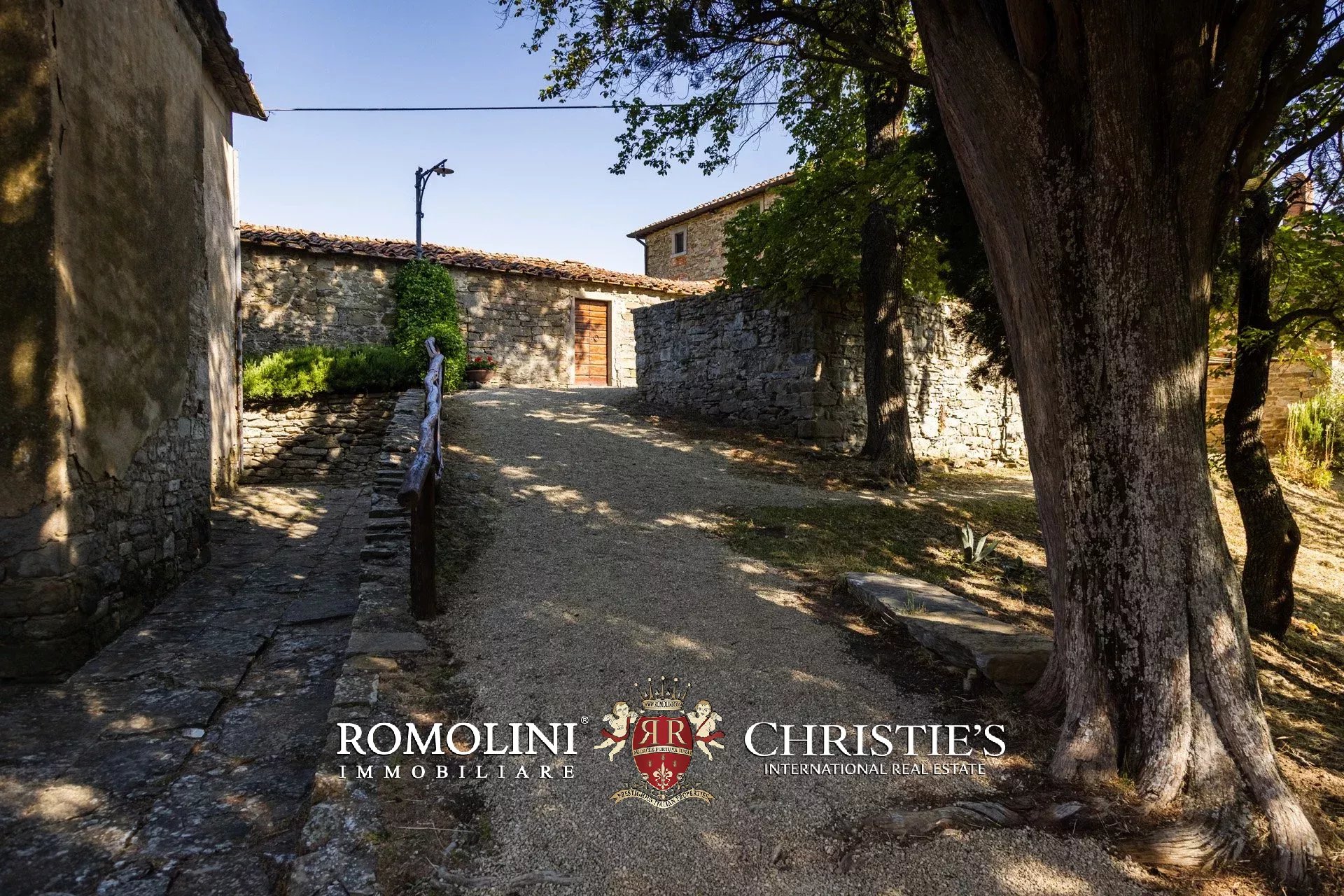 WEILER MIT PANORAMABLICK UND KIRCHE ZU VERKAUFEN IN CASTIGLION FIORENTINO 