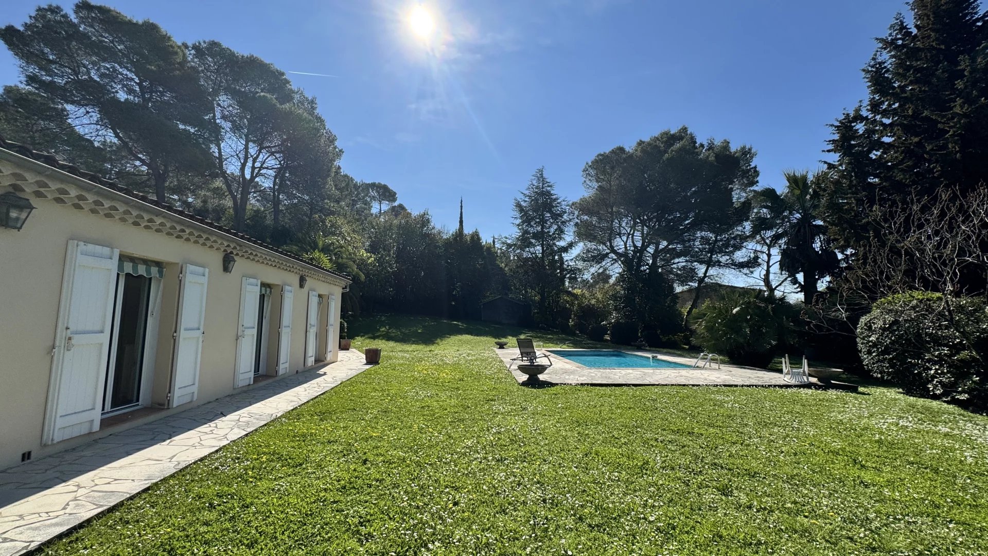VILLA PISCINE GROS POTENTIEL