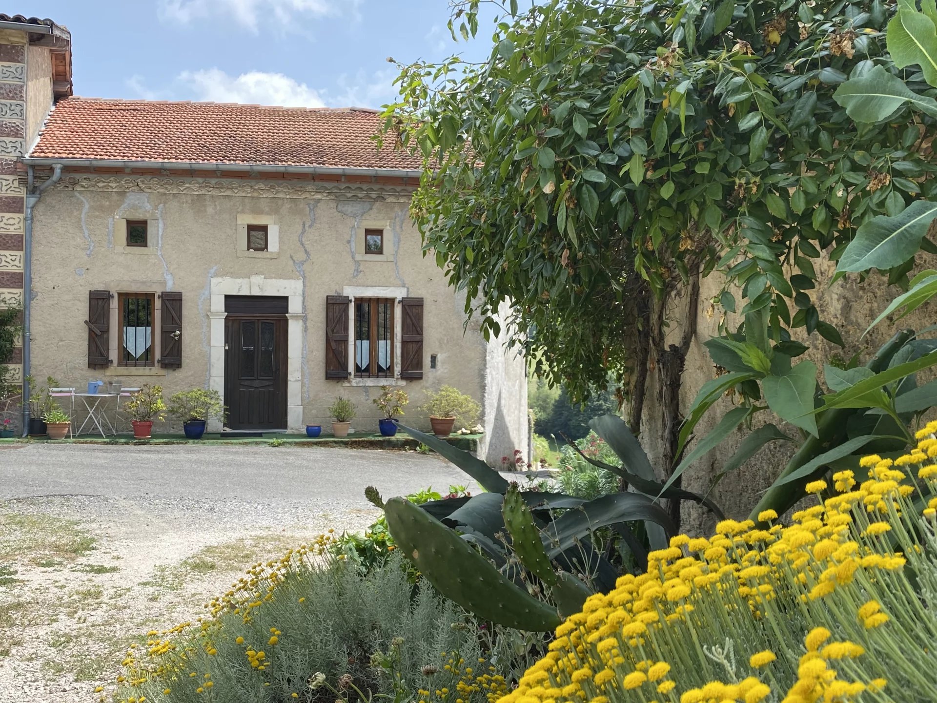 Near. Aurignac, Attractive T6 village house with courtyard