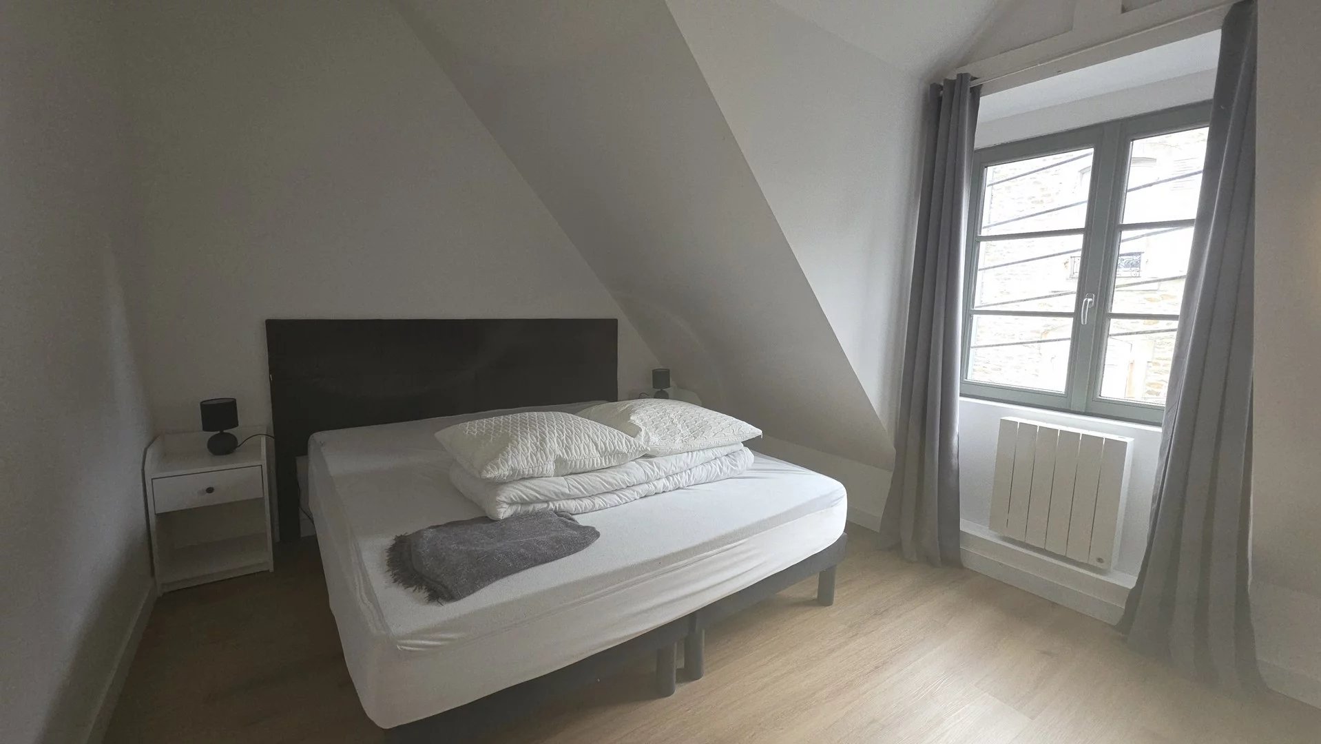 APPARTEMENT MEUBLE- CENTRE DINAN- PARKING OU GARAGE