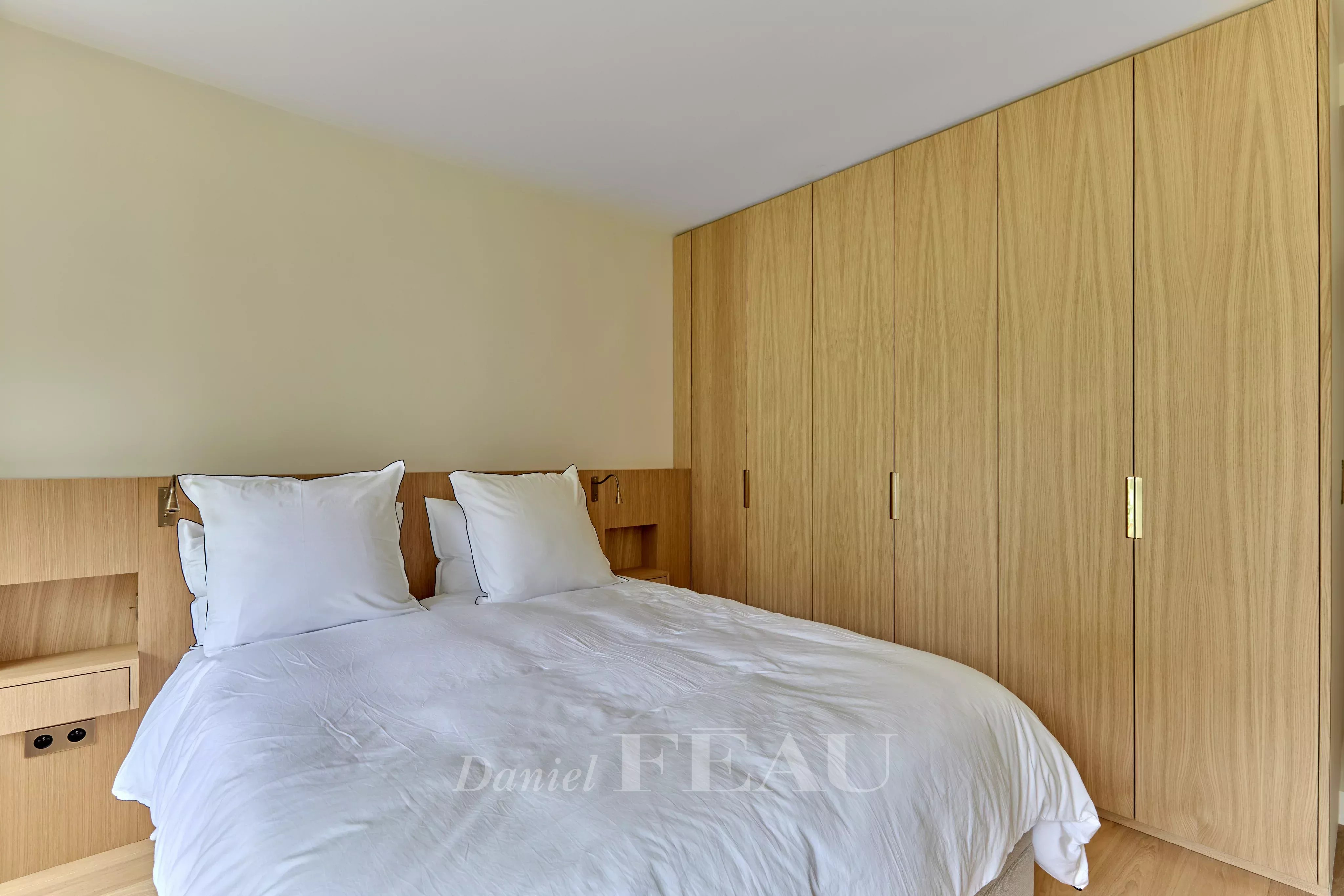 Chambre avec rangements