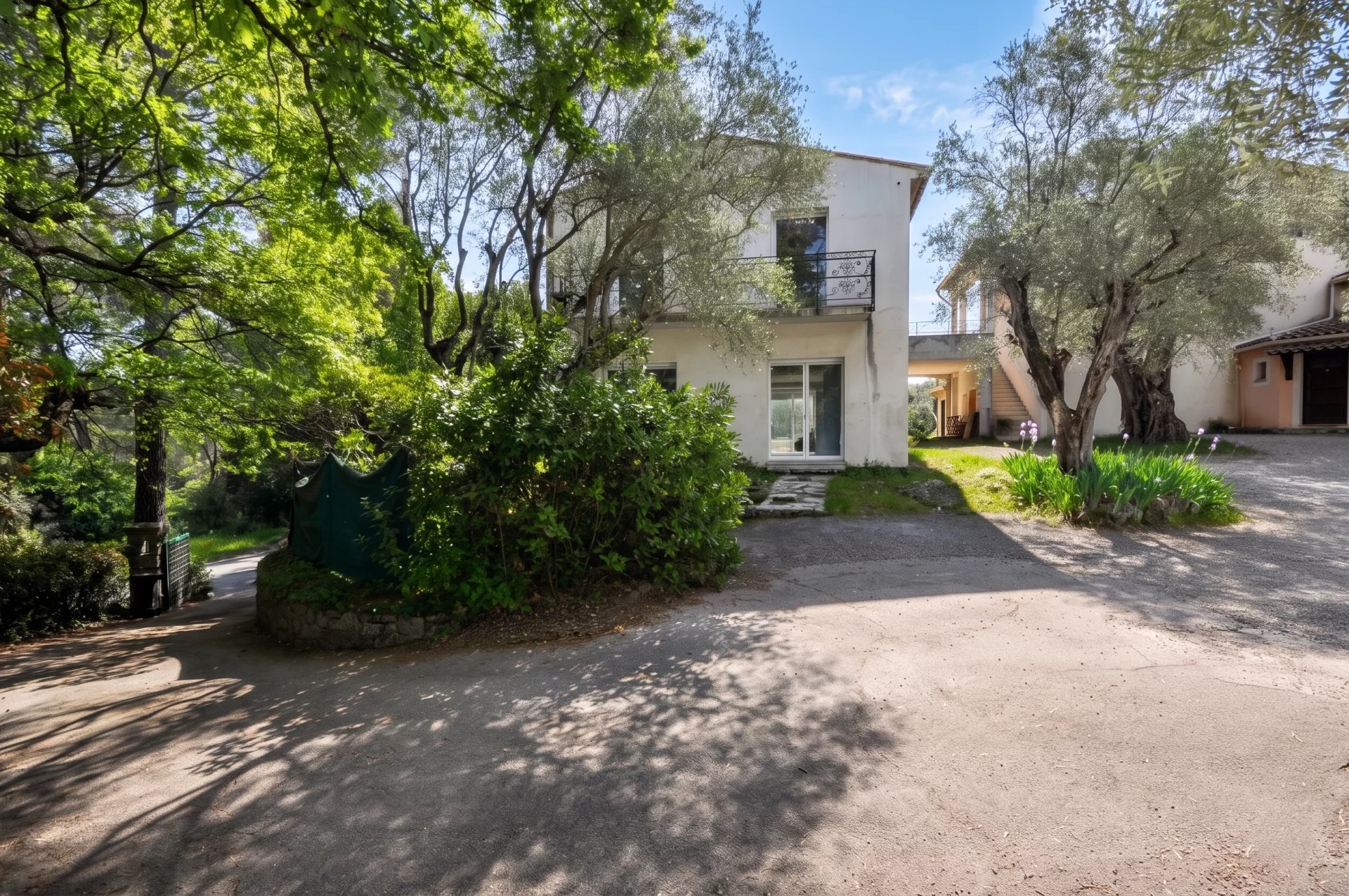 MOUGINS-PROPERTY 2 VILLAS ON A FENCED AND WOODED  PLOT OF 6700 M²