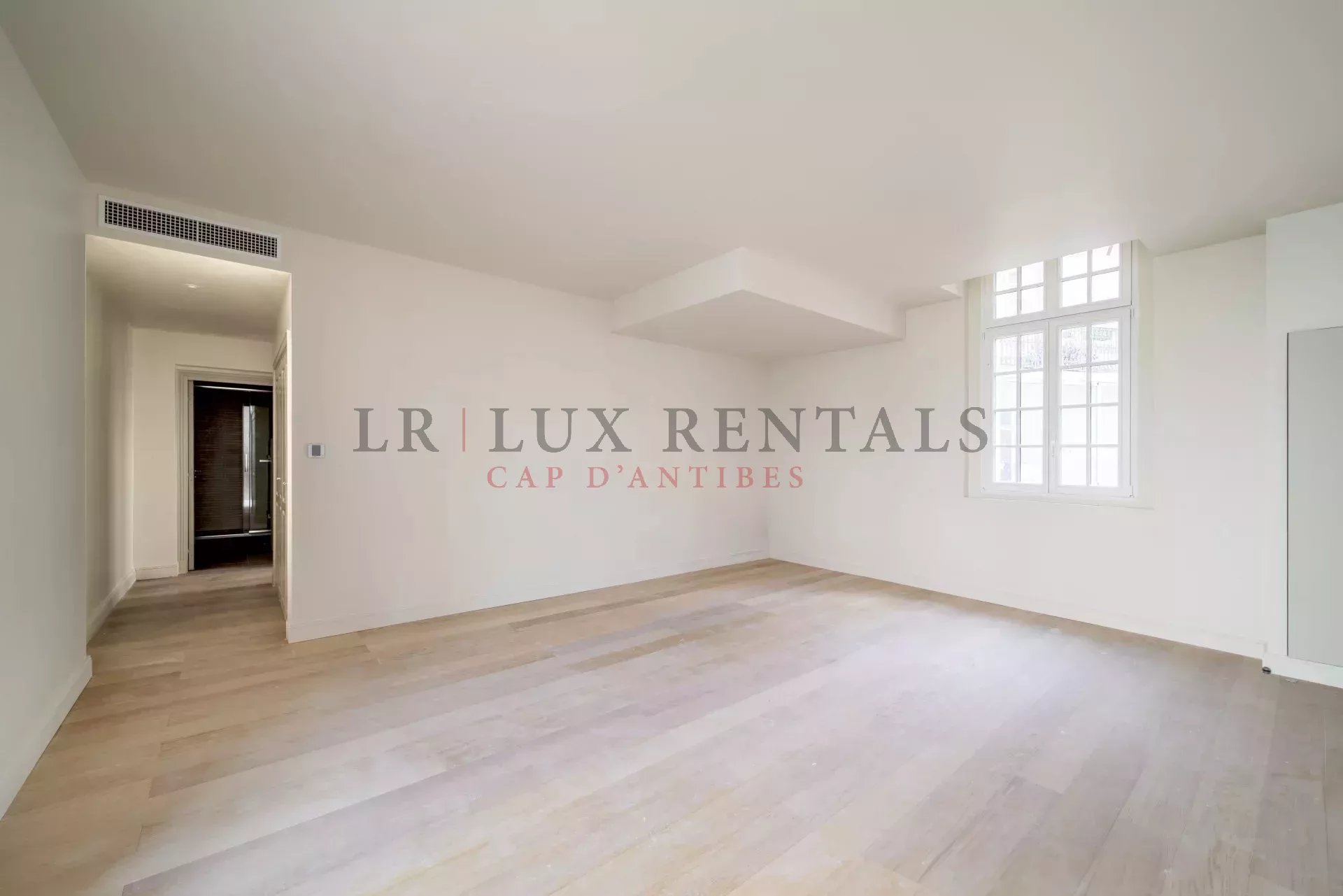 ANTIBES, IN THE HEART OF THE FAMOUS GRAND HOTEL, BEAUTIFUL 3-ROOM APARTMENT FOR SALE