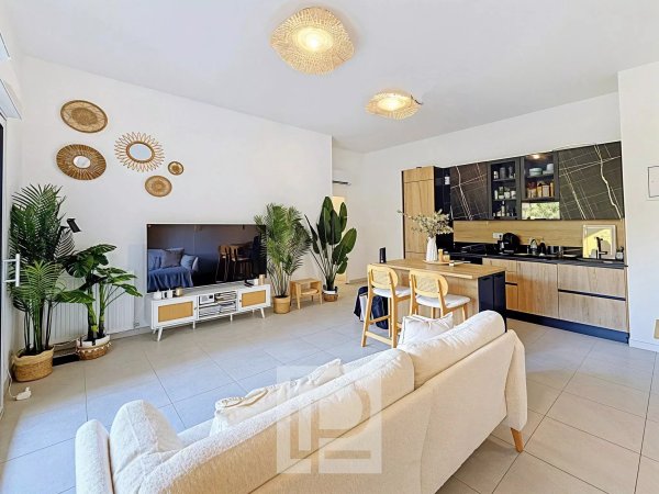 Within a recent residence – Close to all everyday amenities – Three bedroom apartment with a private garden — photo 1