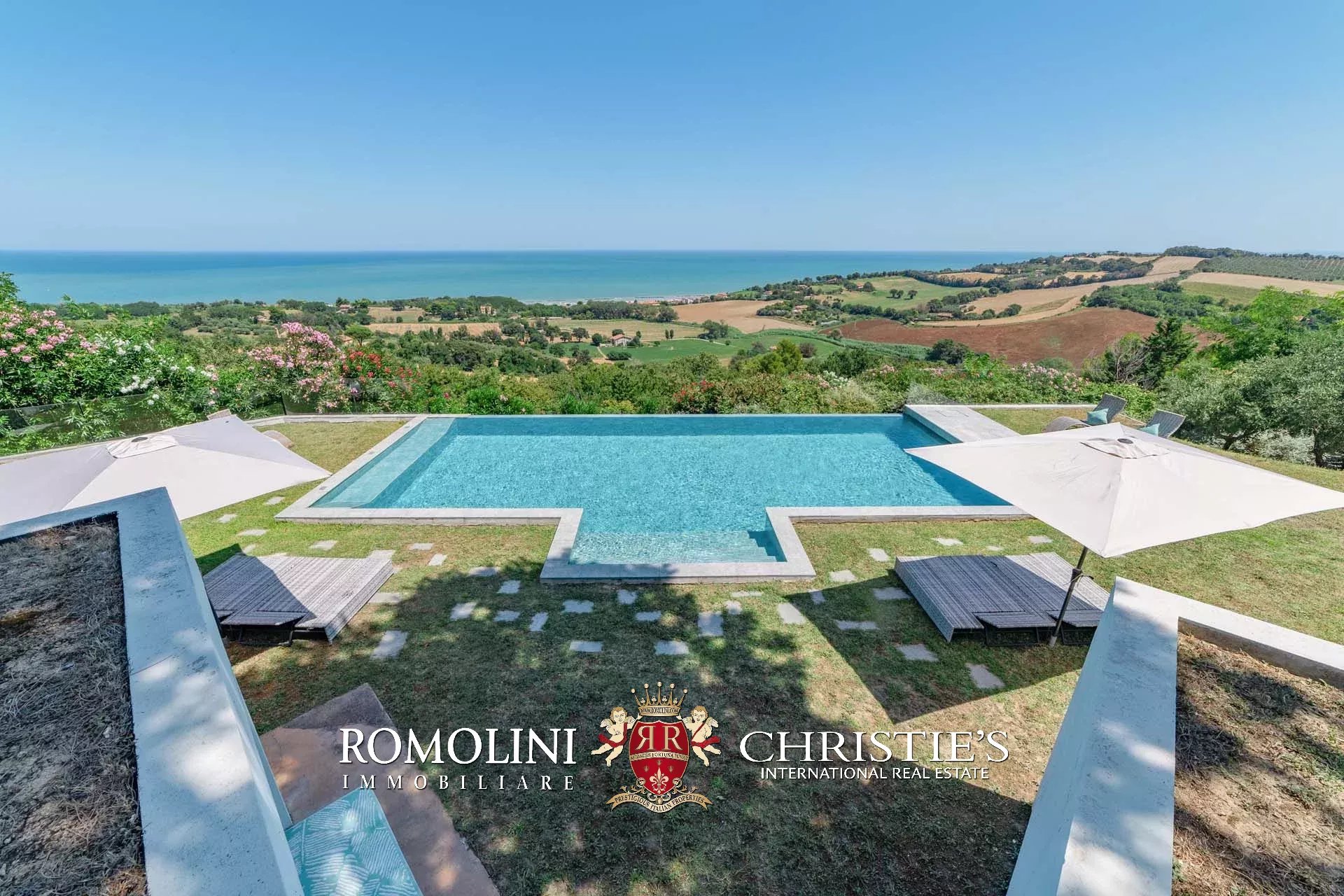 6 Bedroom Villa/Townhouse's Image 18