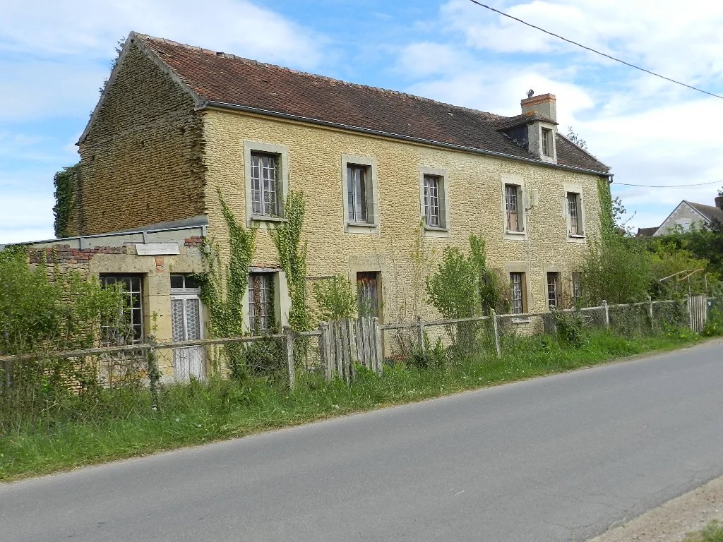 MAISON EN PIERRE A RENOVER, SUR PLUS DE 3 800 m² de Terrain.