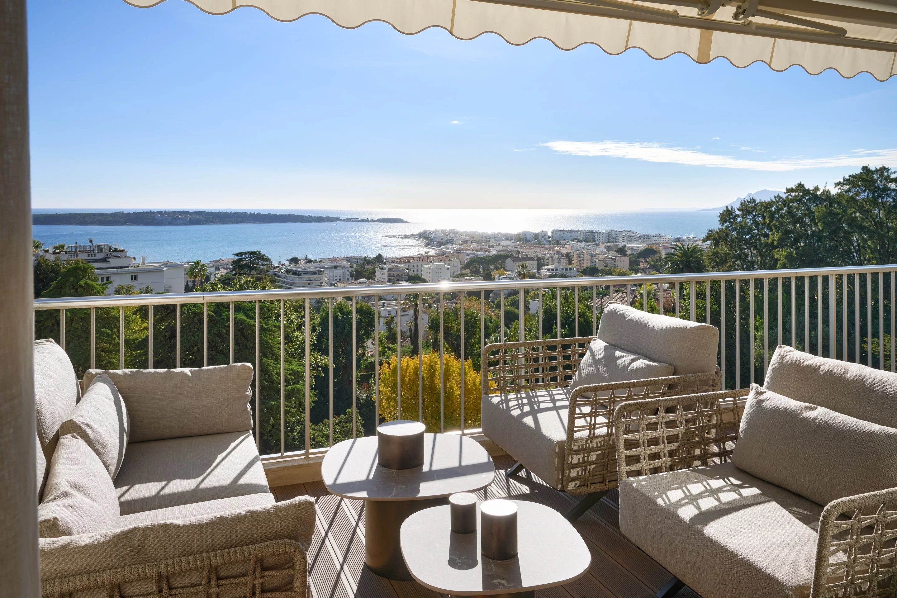 CANNES CALIFORNIE, face à la mer et aux îles de Lérins, élégant appartement