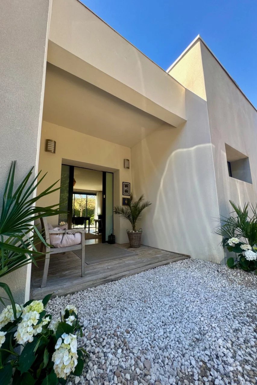 Produit rare à Carcès – maison contemporaine avec beaucoup de charme. Excellente performance énergétique et écologique, ainsi qu’une belle rentabilité locative.
