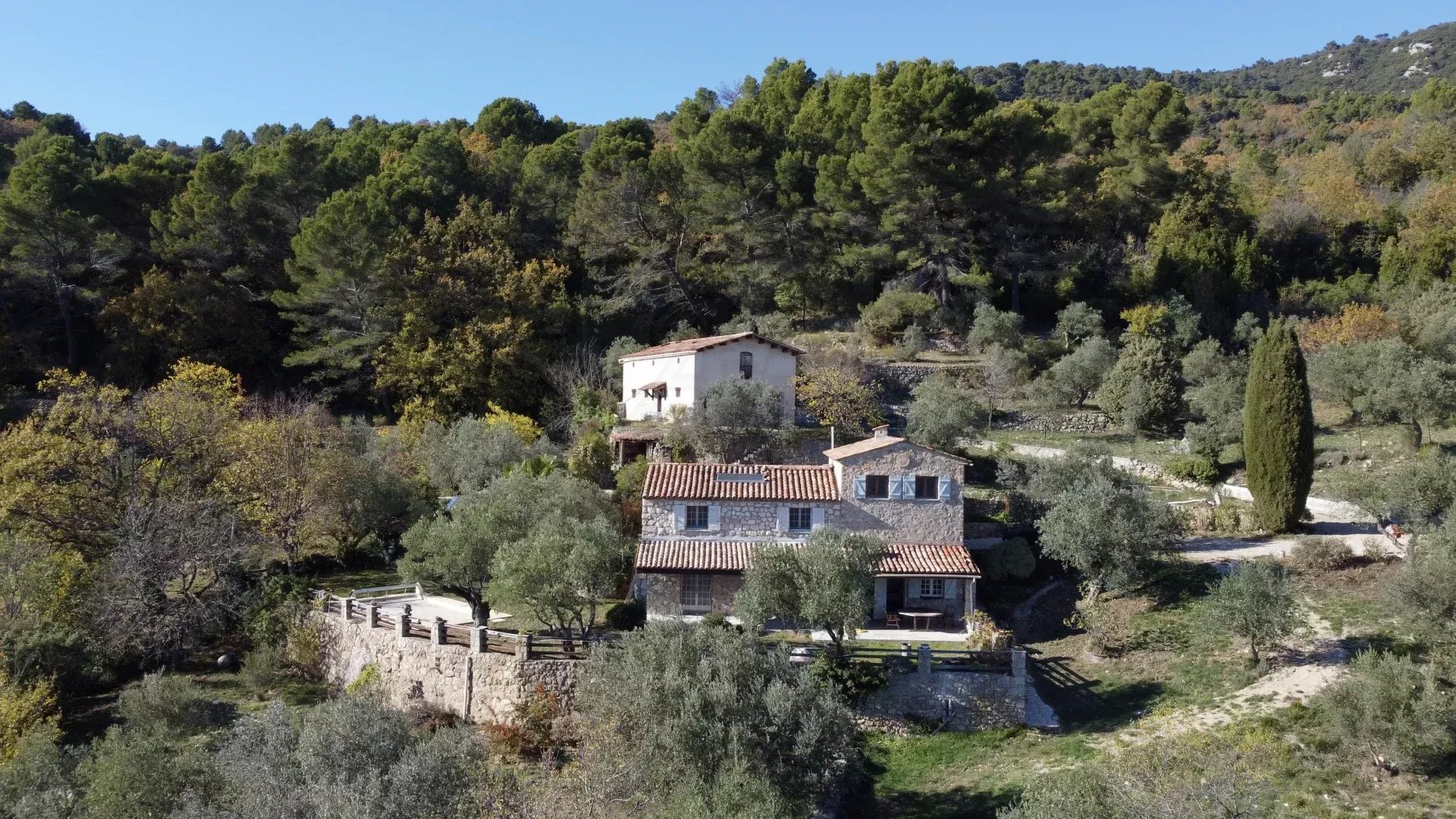 Mas en Pierres au cœur d’une Oliveraie avec vue