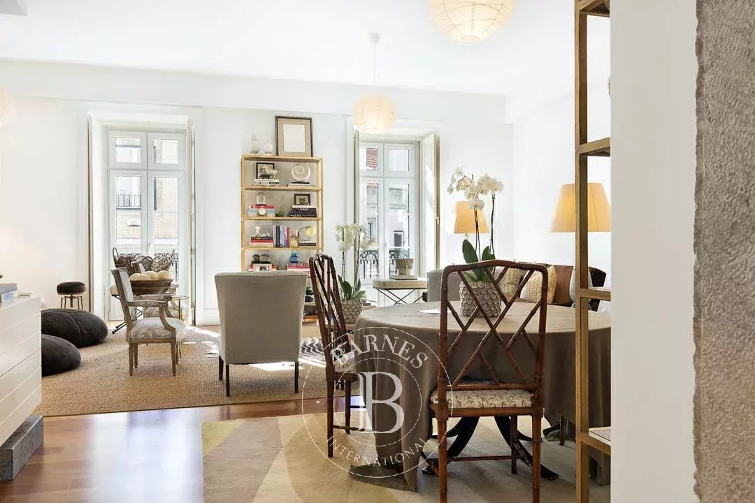 Apartamento com jardim e estacionamento