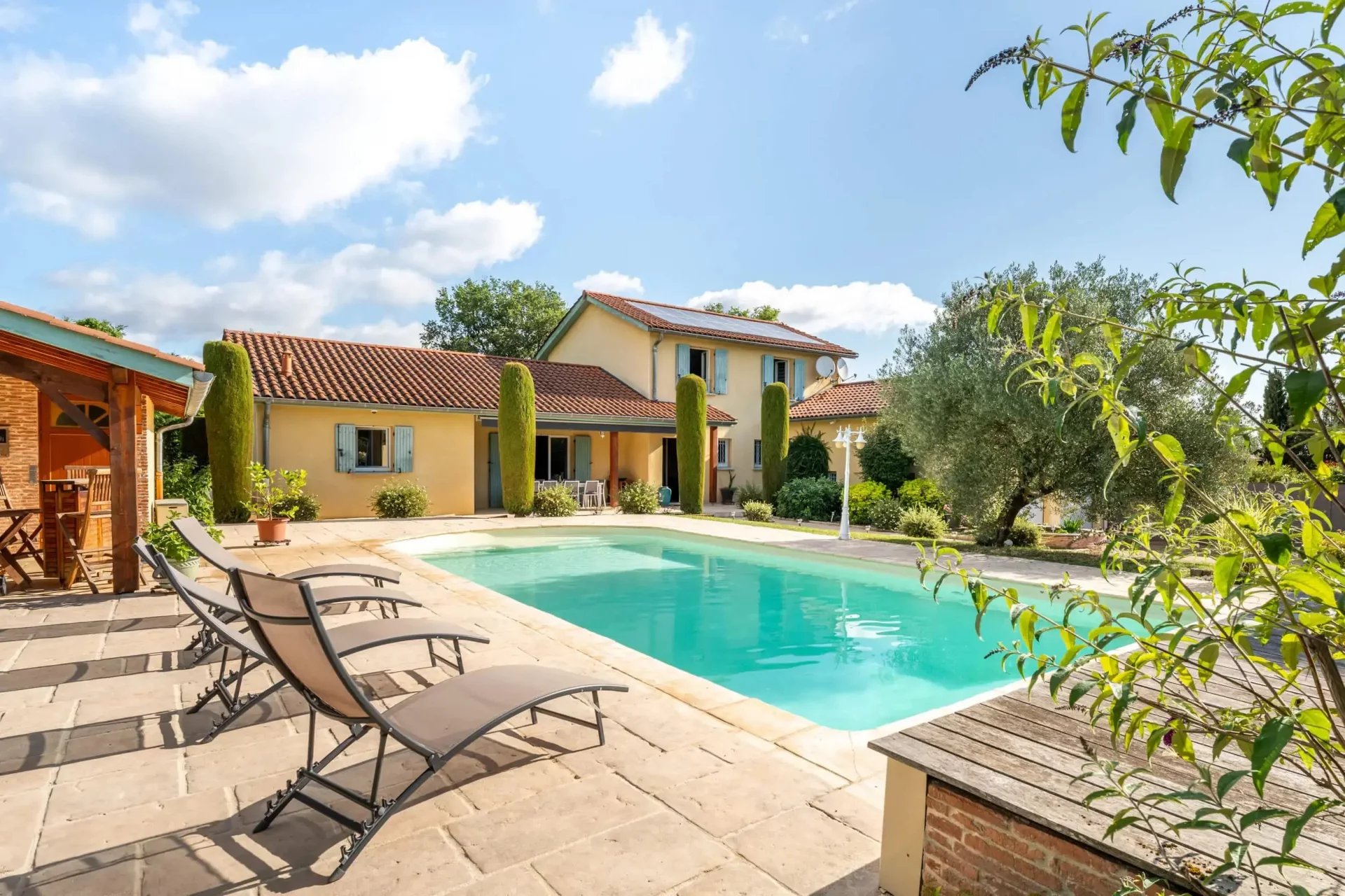 Maison d'environ 230 m² avec terrain plat + piscine