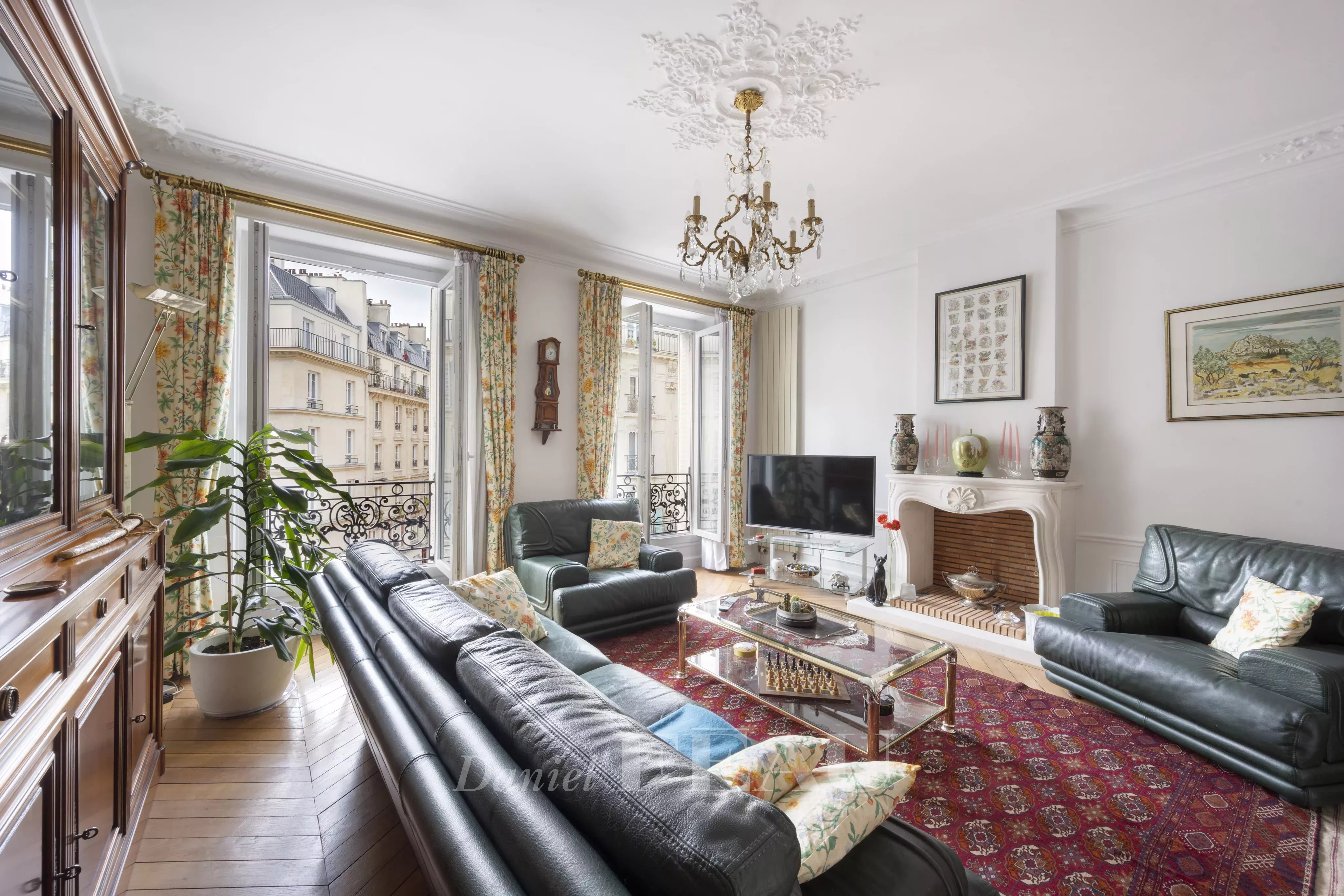 Paris 10th District – A bright 3-bed apartment