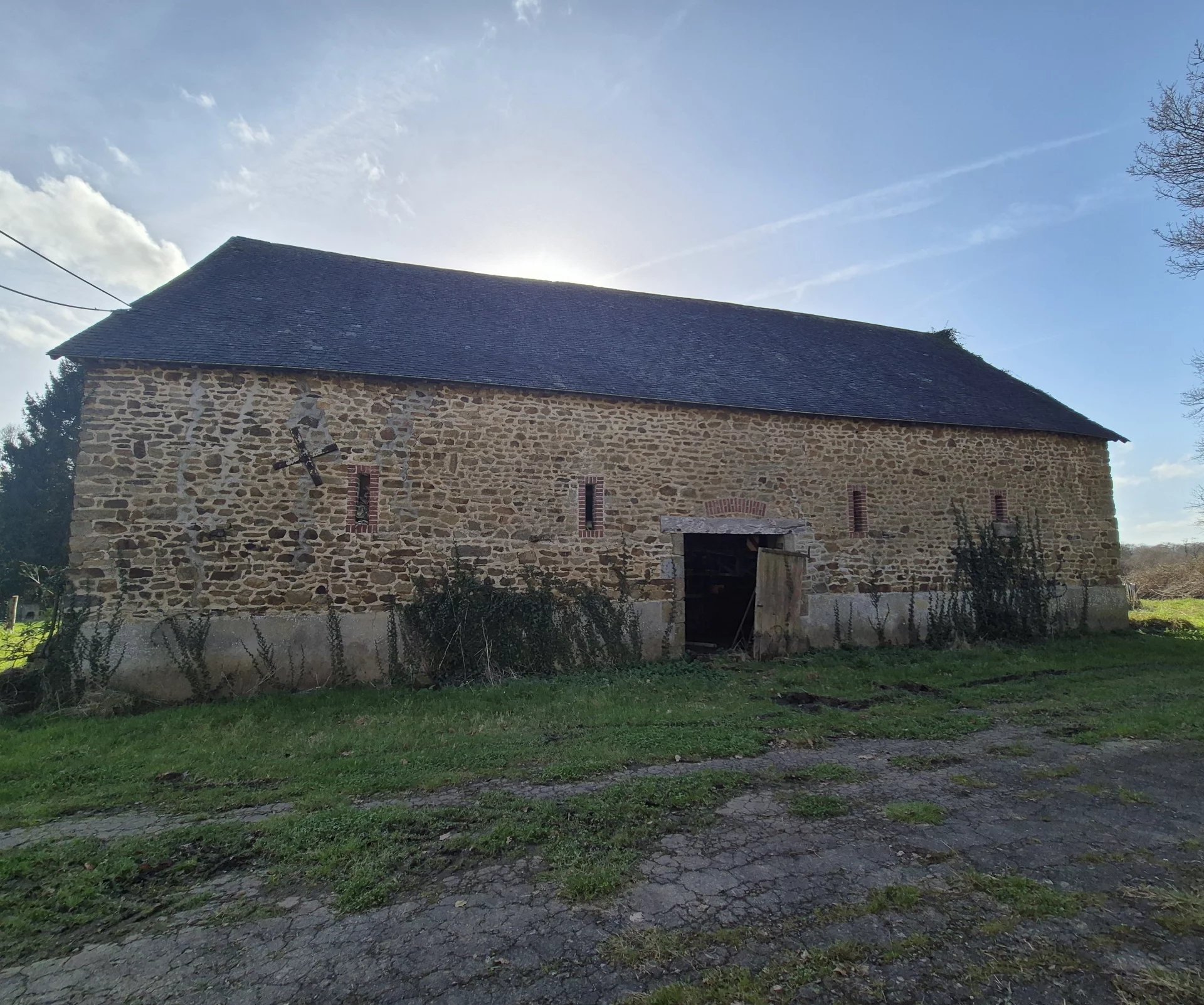 ETABLE EN PIERRE DE 103 M2 AU SOL TRANSFORMABLE EN HABITATION  + 56 M2 DE DEPENDANCES AVEC  VUE MAGNIFIQUE SUR LA CAMPAGNE