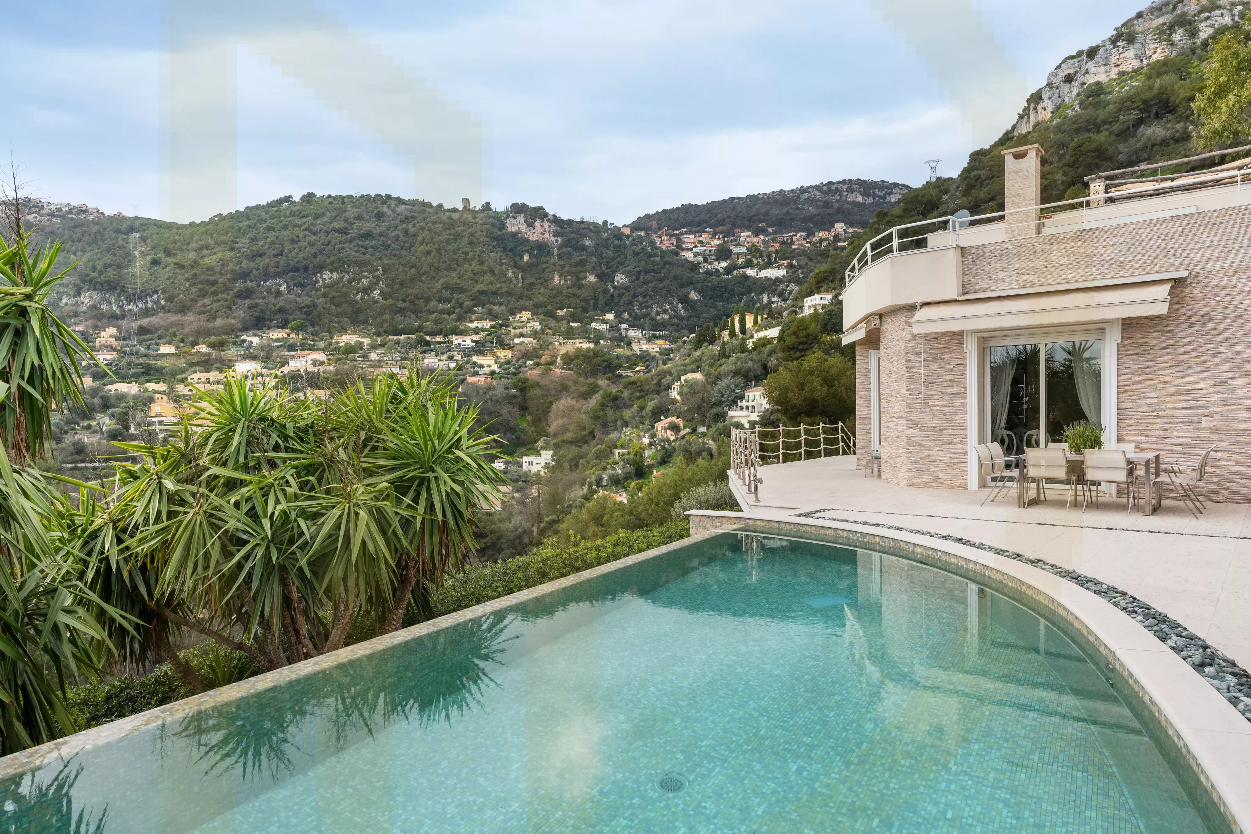 Luxueuse Villa à Beausoleil avec piscine proche de Monaco.