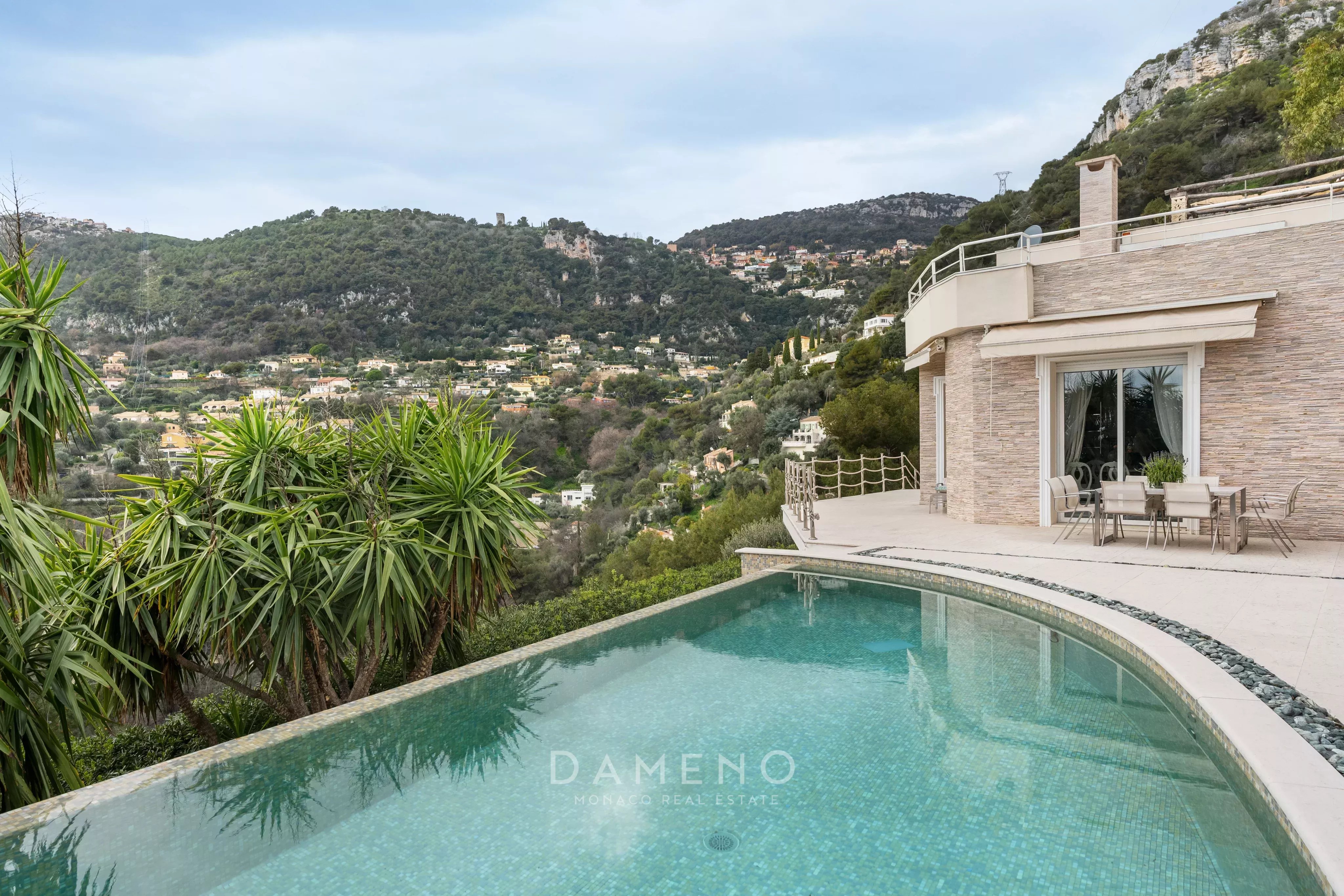 Luxueuse Villa à Beausoleil avec piscine proche de Monaco.