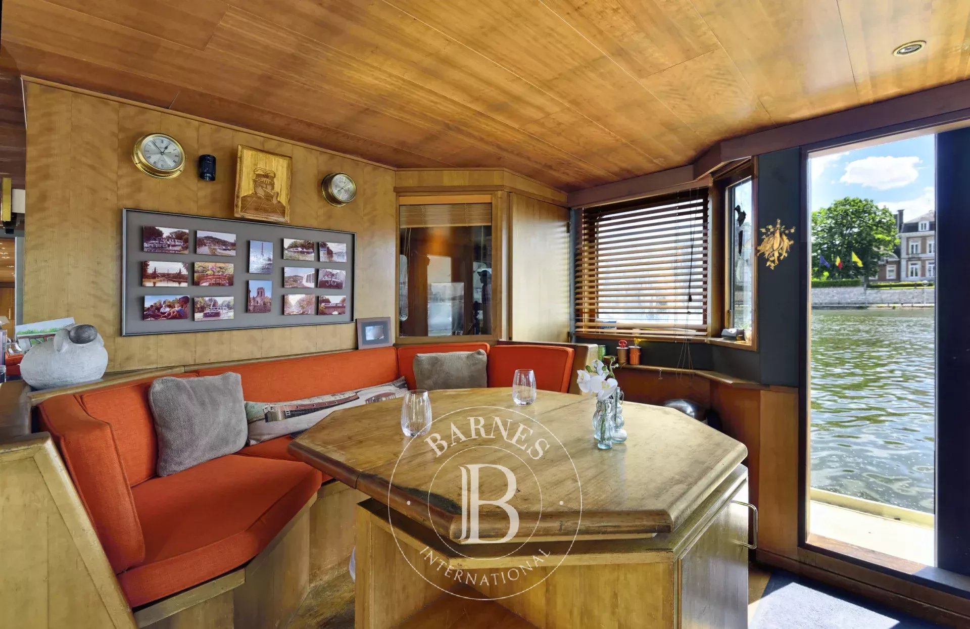 OPTION - Spacious and elegant 6-cabin houseboat