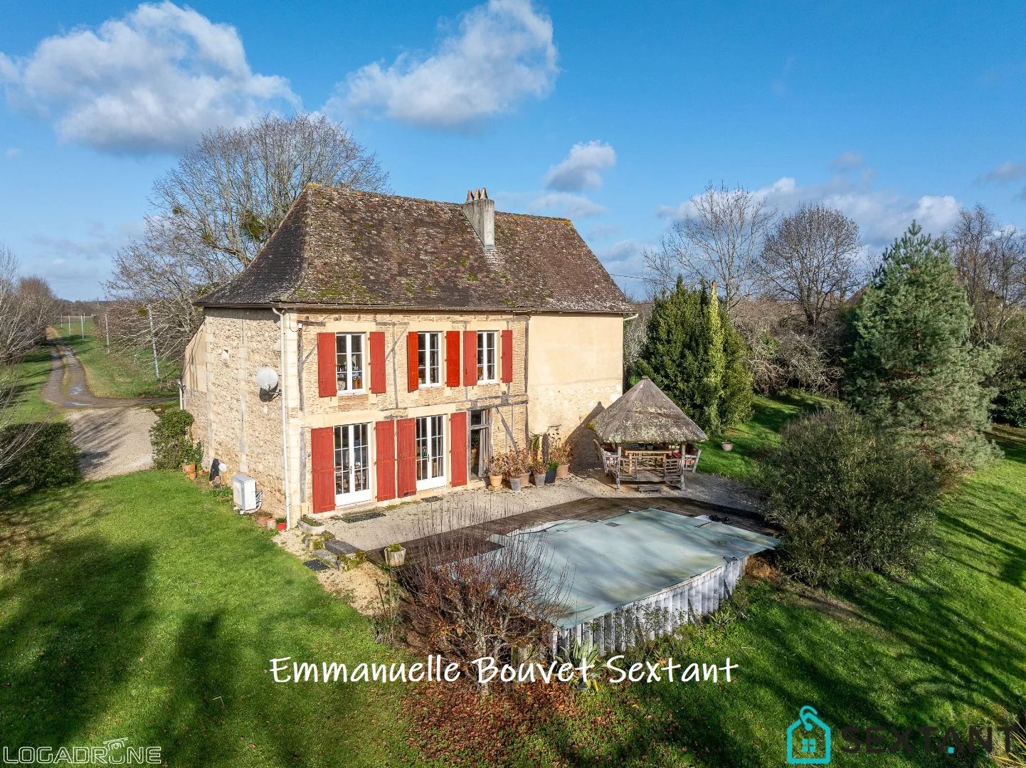 Propriété 9ha de prairies et de bois, maison en pierre, piscine, nombreuses dépendances, vue dégagée