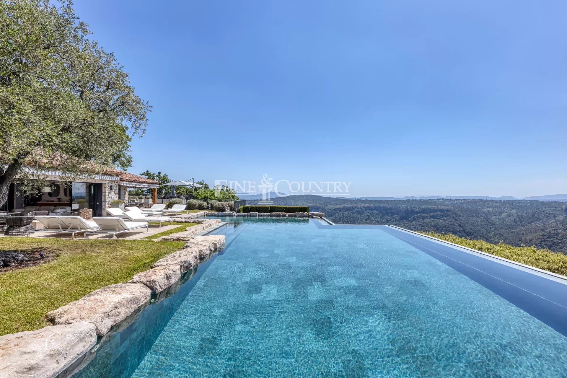 Photo of Estate for sale in Saint-Cezaire-sur-Siagne